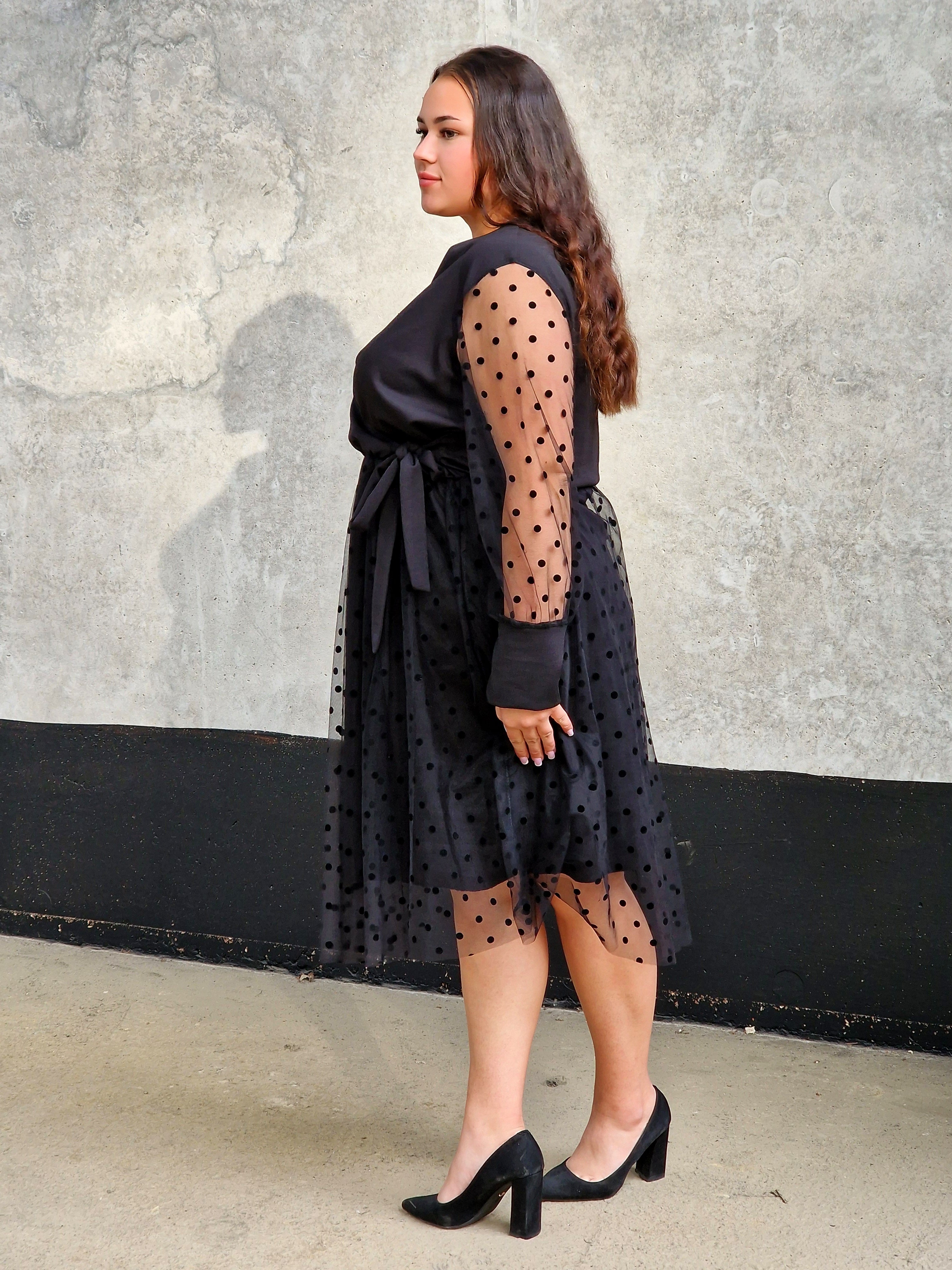 Czarna sukienka z tiulem w groszki Stylowa XL