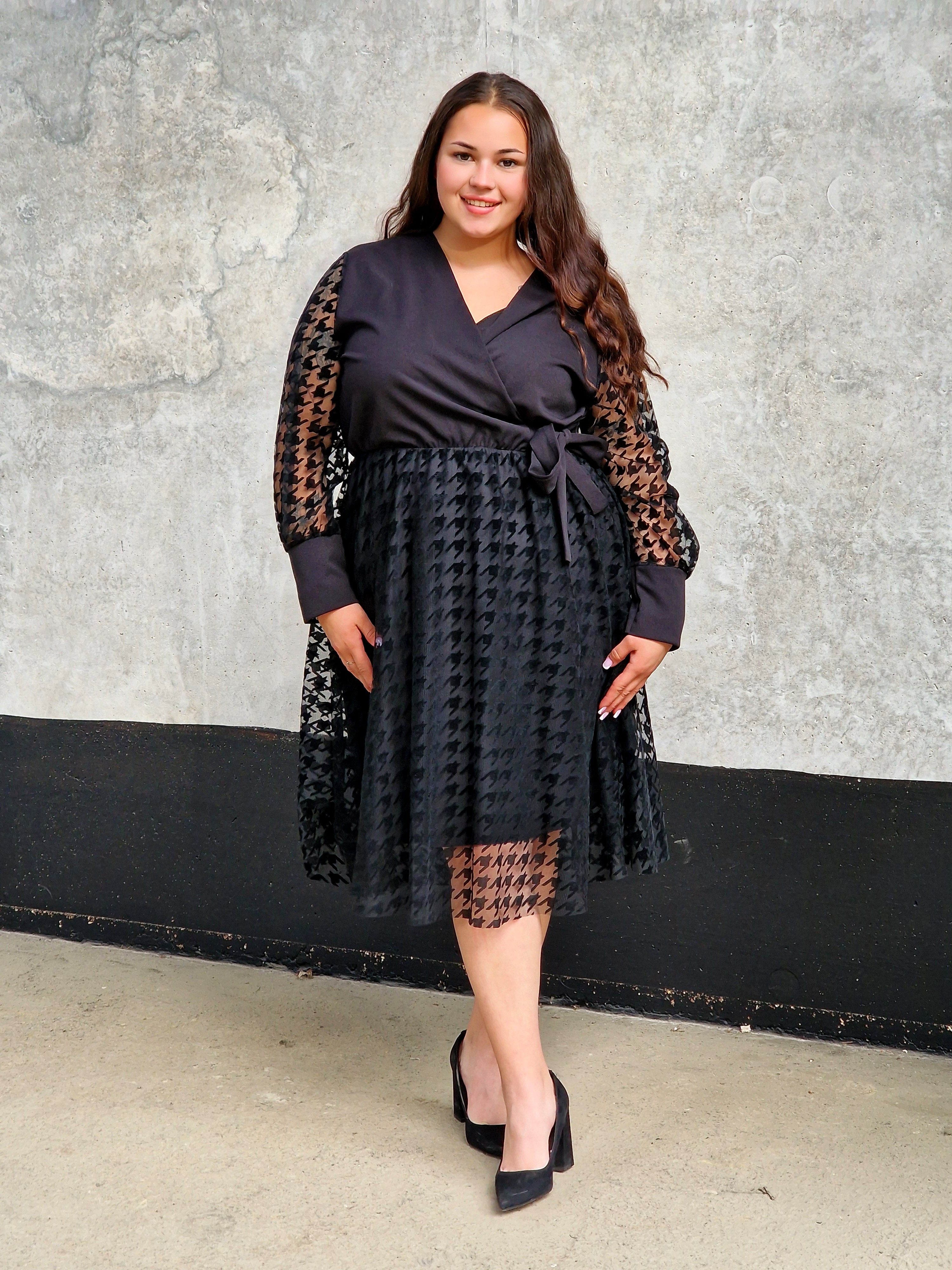 Czarna sukienka z tiulem i wiązaniem Stylowa XL