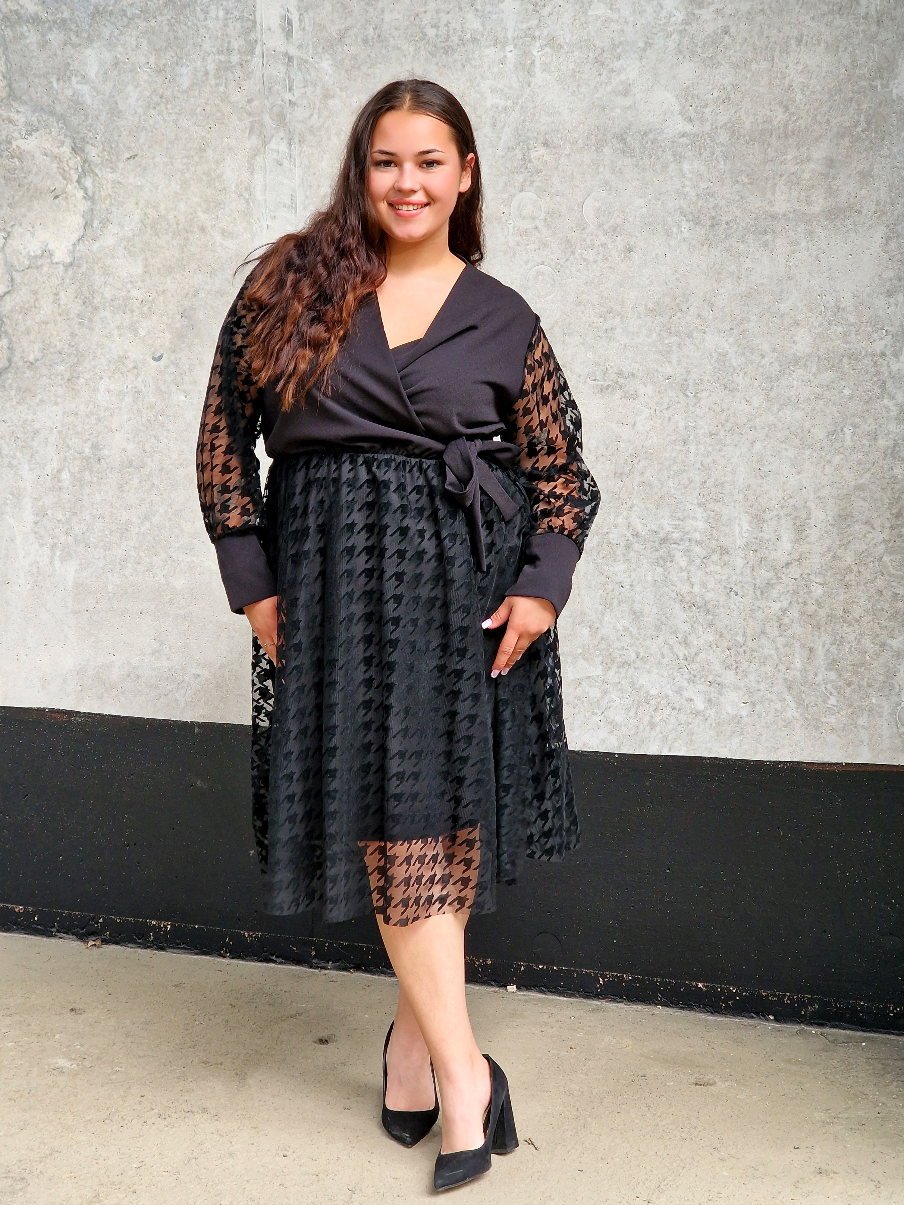 Czarna sukienka z tiulem i wiązaniem Stylowa XL