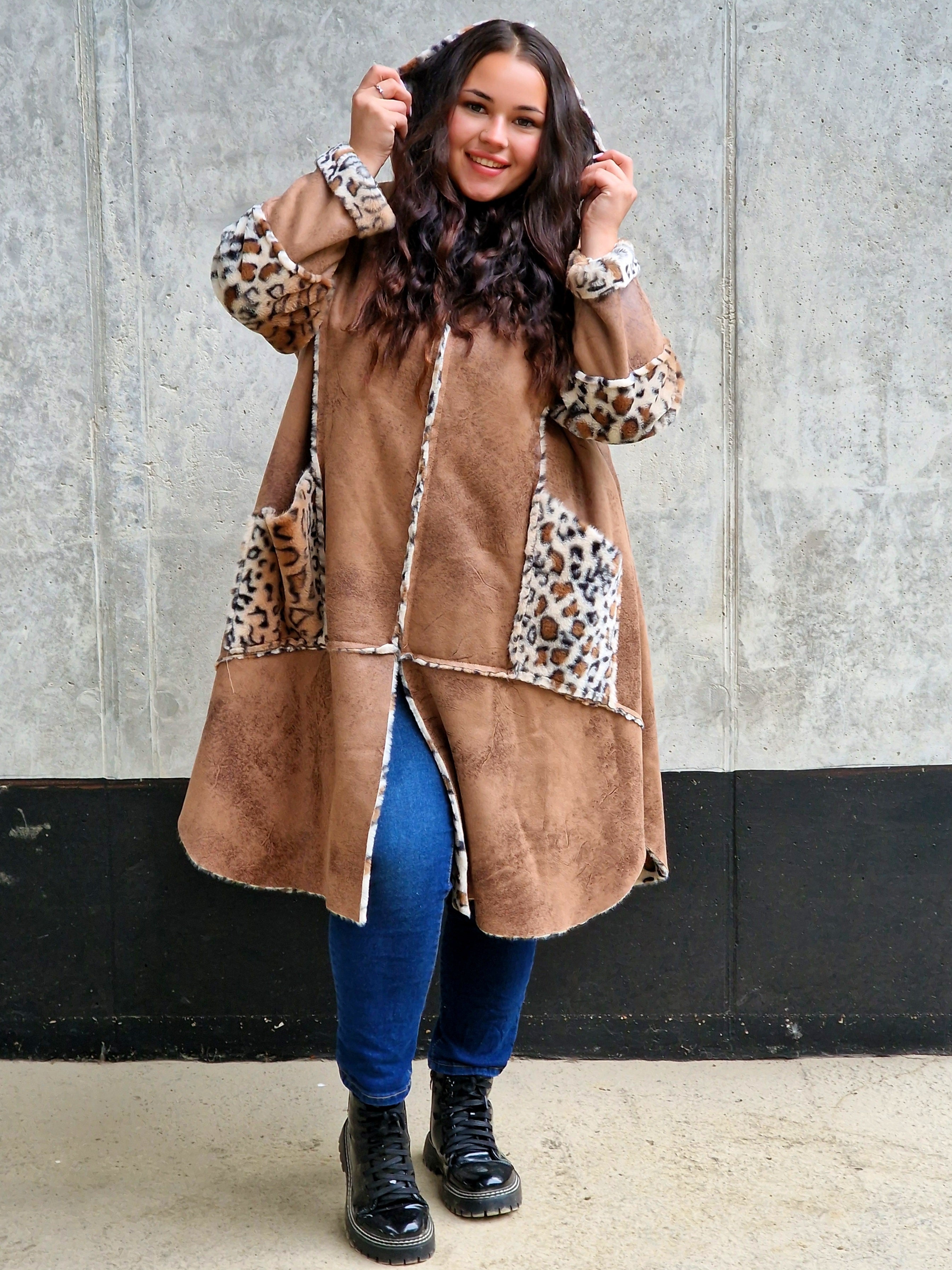 Płaszcz z kapturem i futrzanymi wykończeniami Stylowa XL