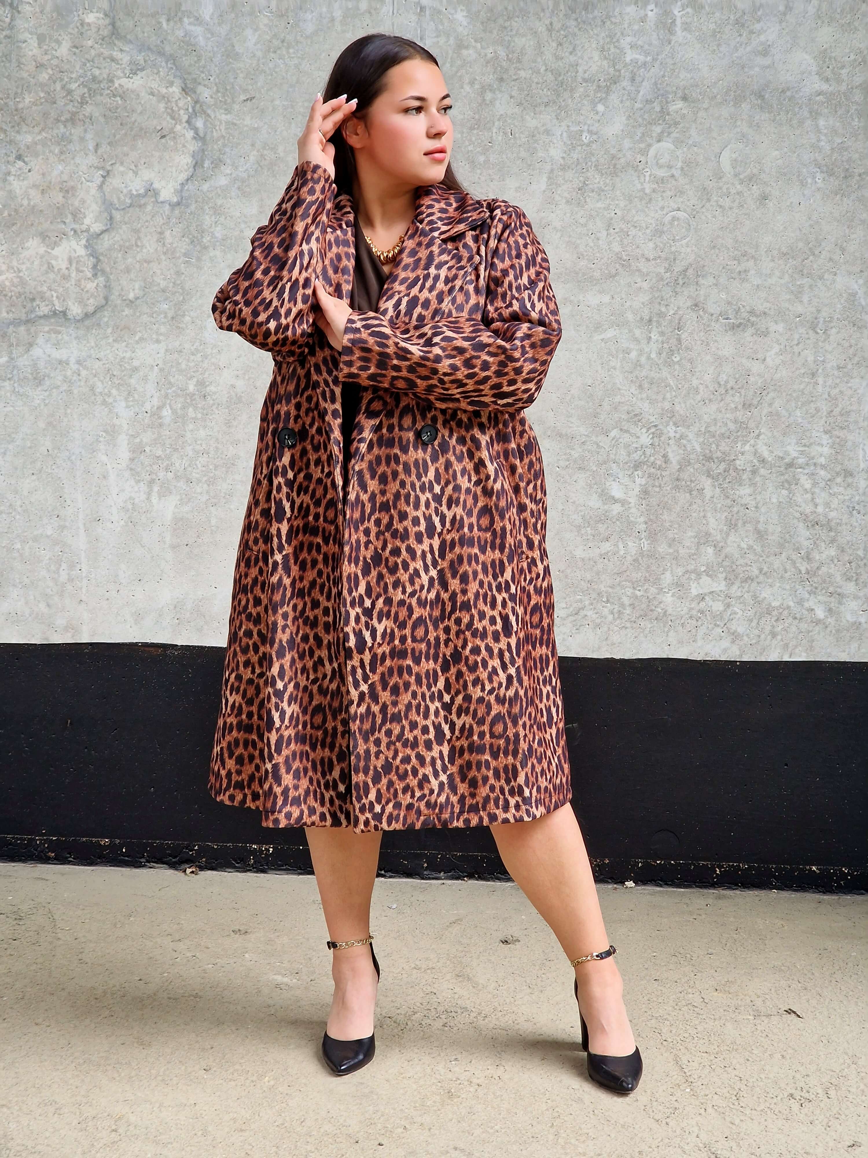 Płaszcz w panterkę plus size – elegancki płaszcz damski w zwierzęcy wzór Stylowa XL