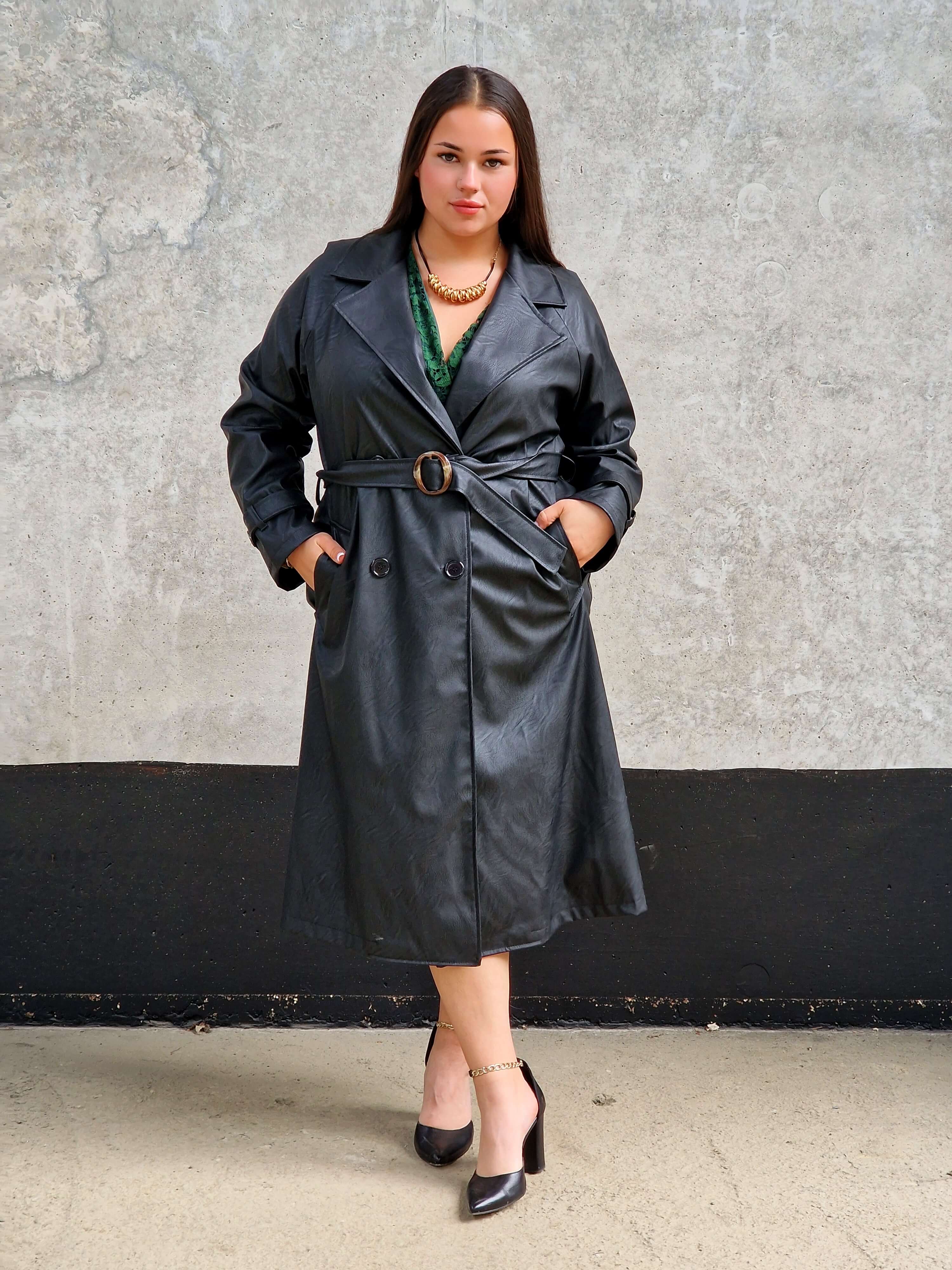 Trencz plus size z eko skóry – elegancki płaszcz damski z paskiem Stylowa XL