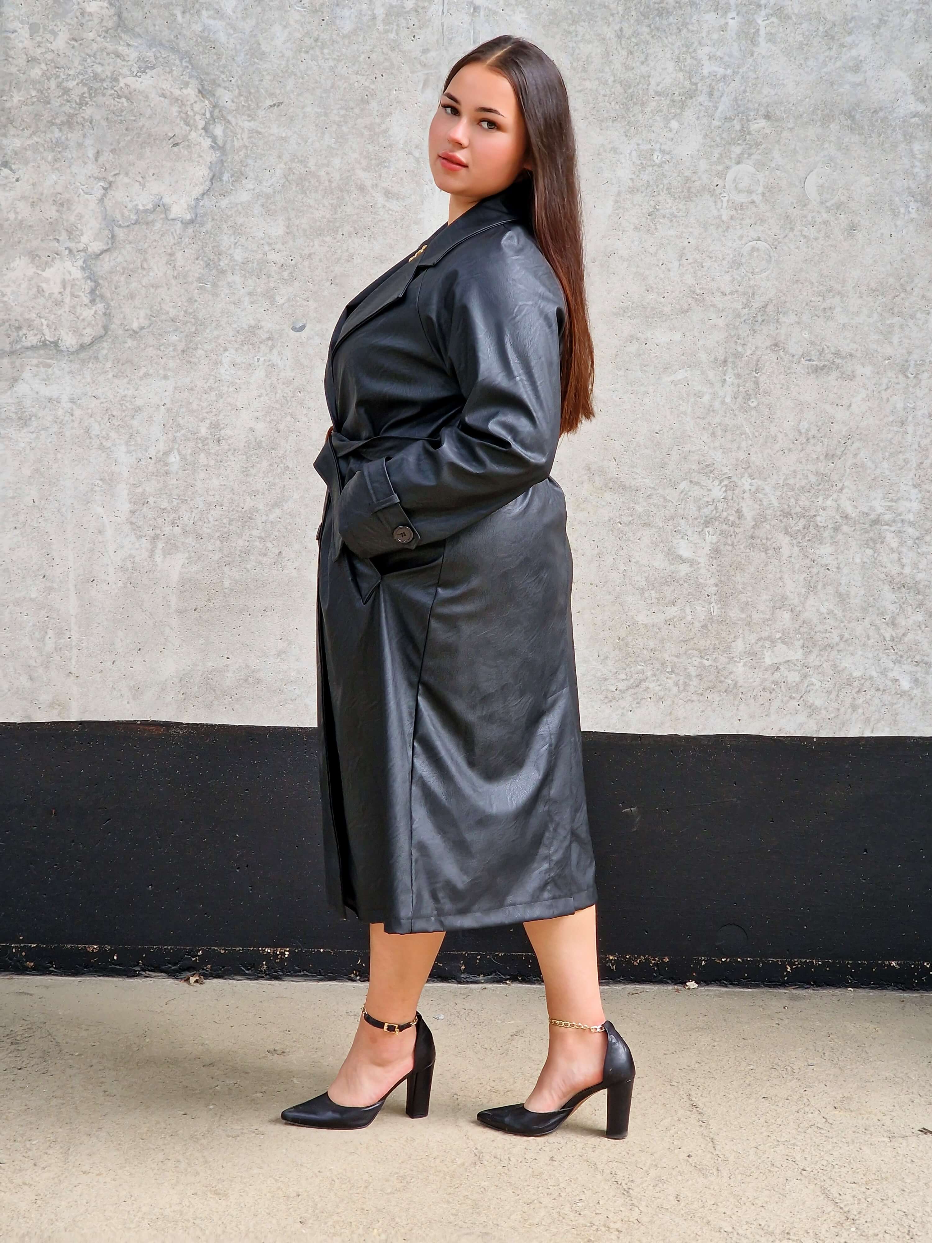 Trencz plus size z eko skóry – elegancki płaszcz damski z paskiem Stylowa XL