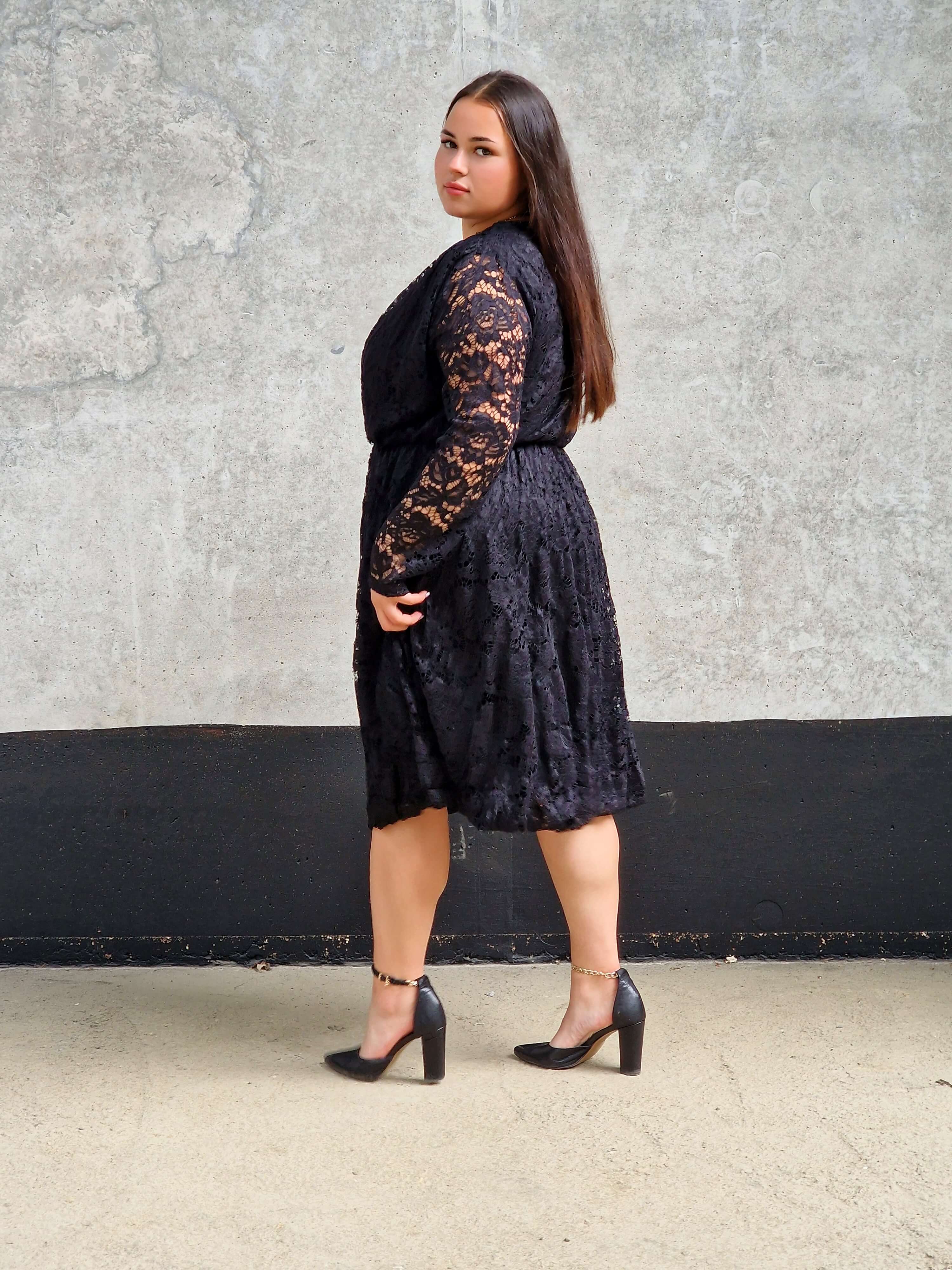 Sukienka plus size z koronki w dużym rozmiarze Stylowa XL