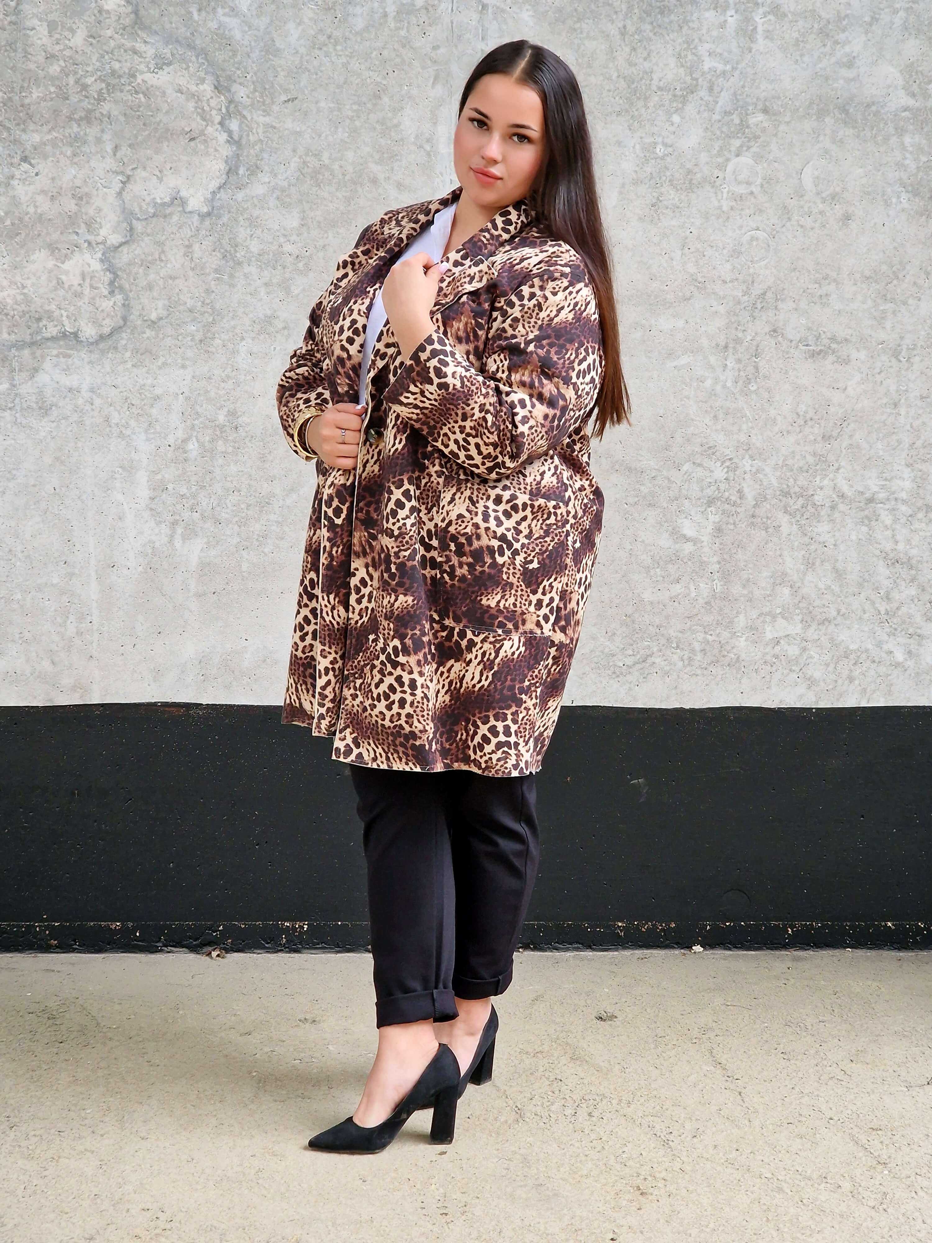 Płaszcz w panterkę plus size – stylowy płaszcz damski z kieszeniami Stylowa XL