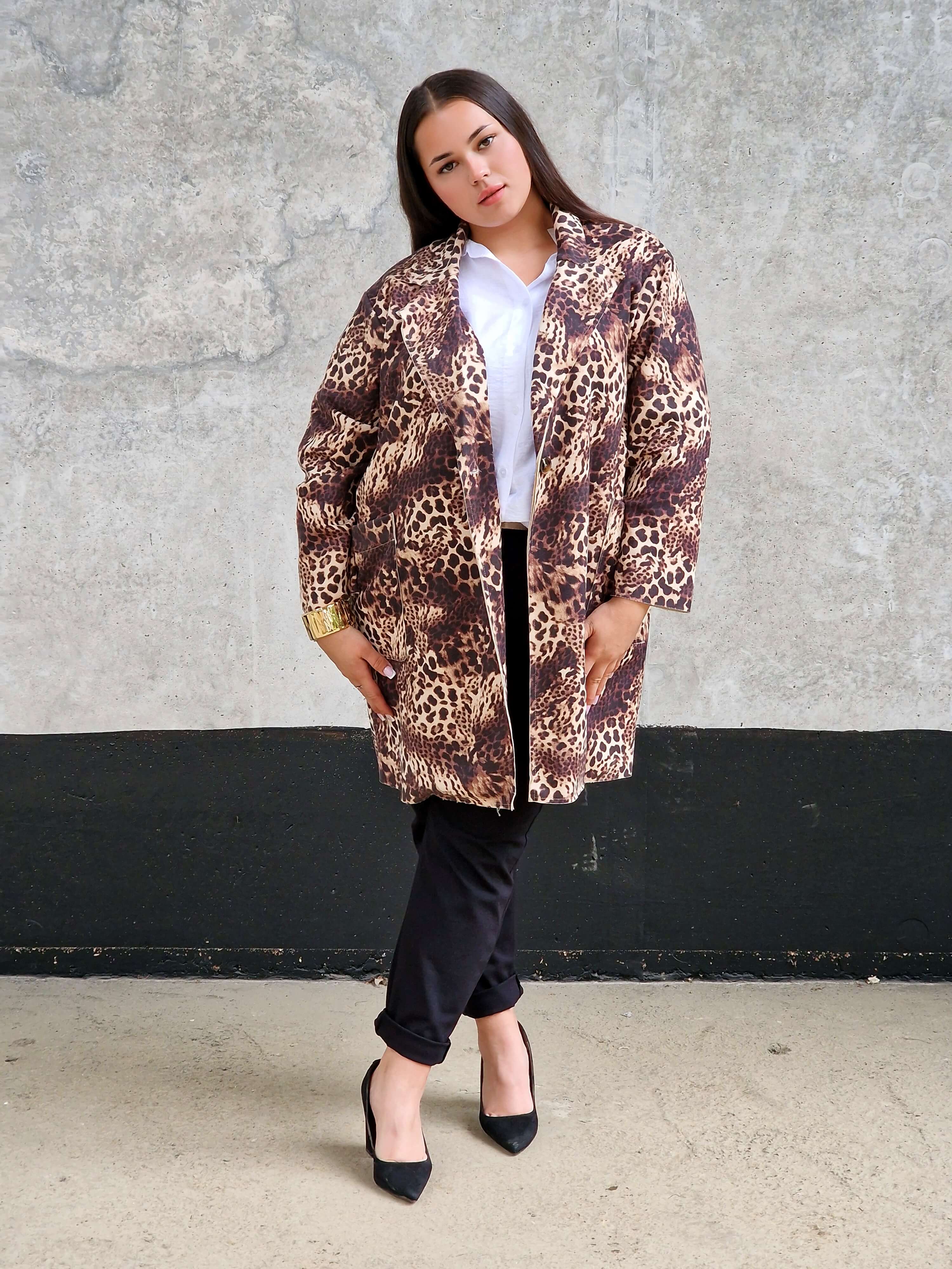 Płaszcz w panterkę plus size – stylowy płaszcz damski z kieszeniami Stylowa XL