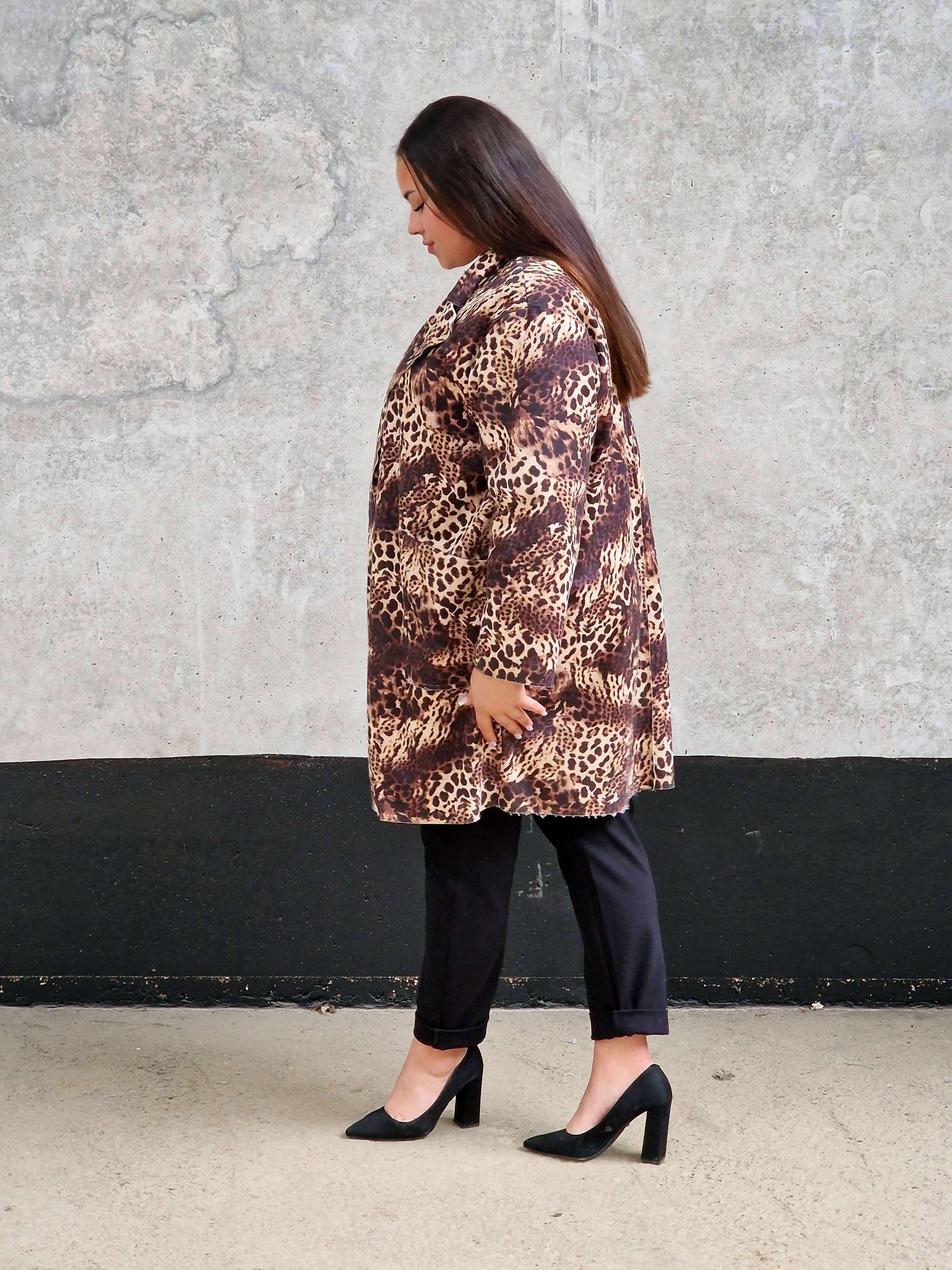 Płaszcz w panterkę plus size – stylowy płaszcz damski z kieszeniami Stylowa XL