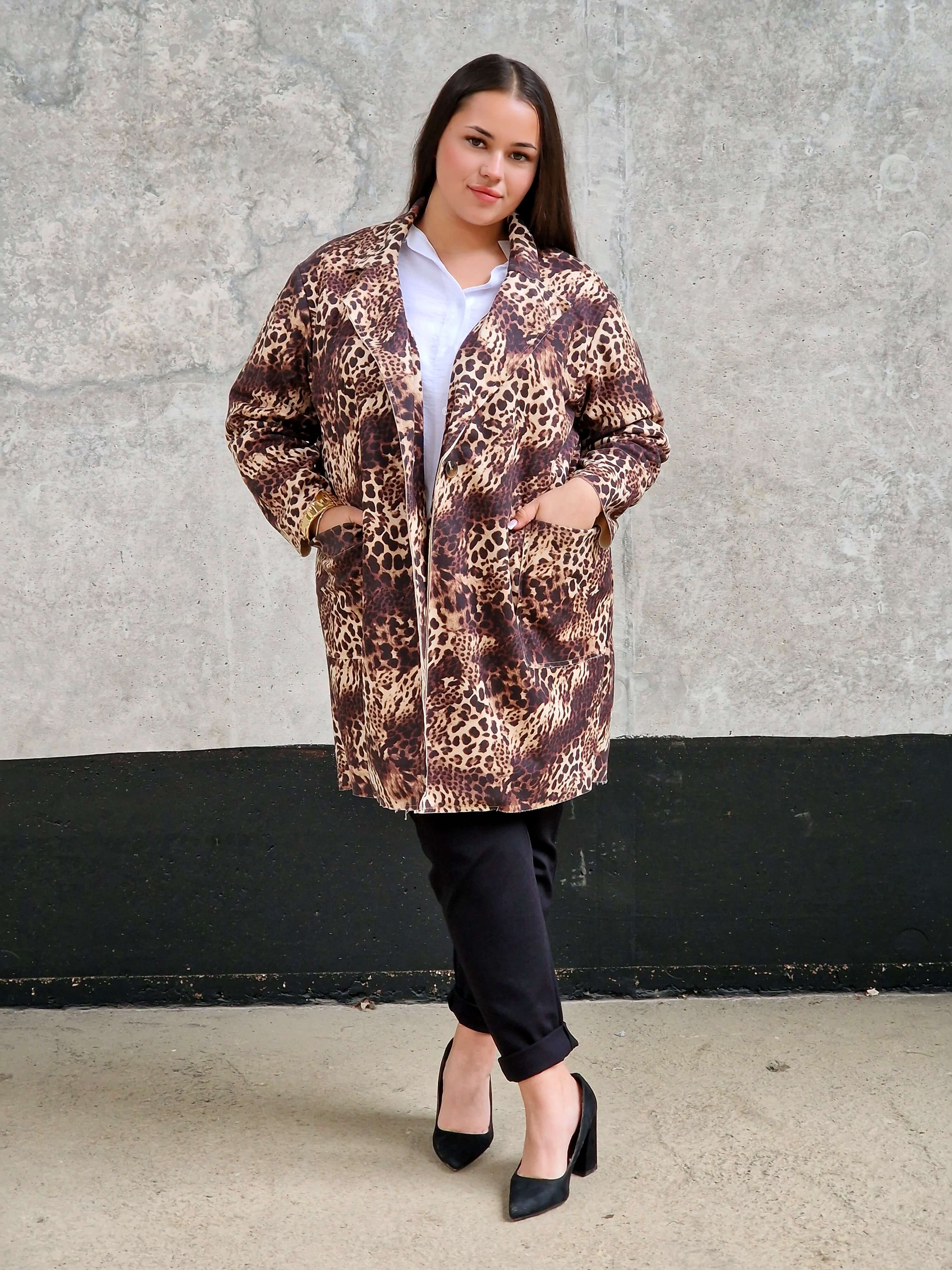 Płaszcz w panterkę plus size – stylowy płaszcz damski z kieszeniami Stylowa XL