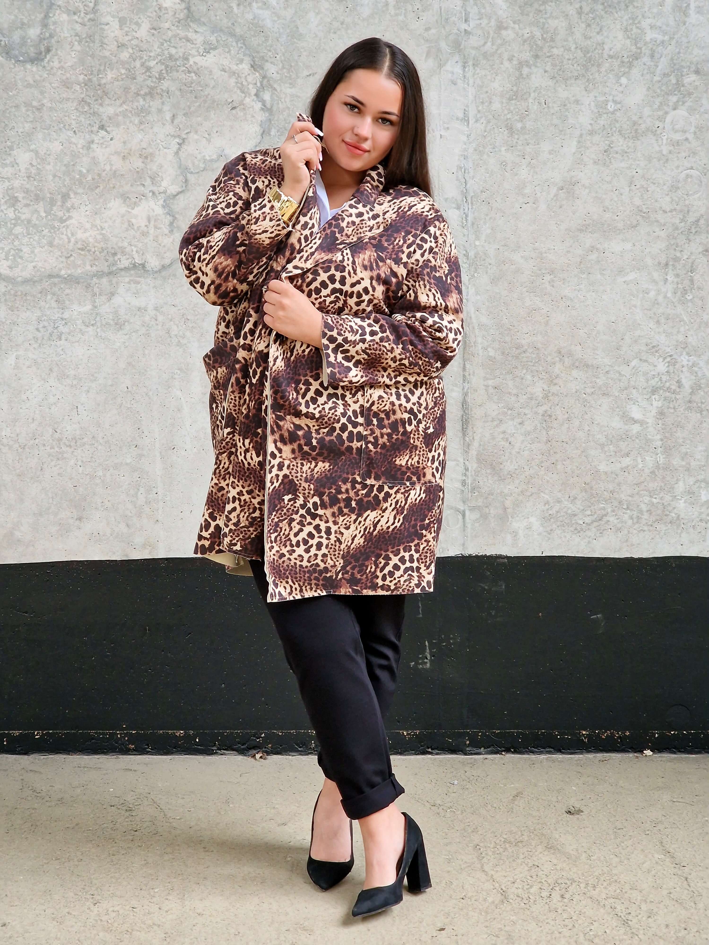 Płaszcz w panterkę plus size – stylowy płaszcz damski z kieszeniami Stylowa XL