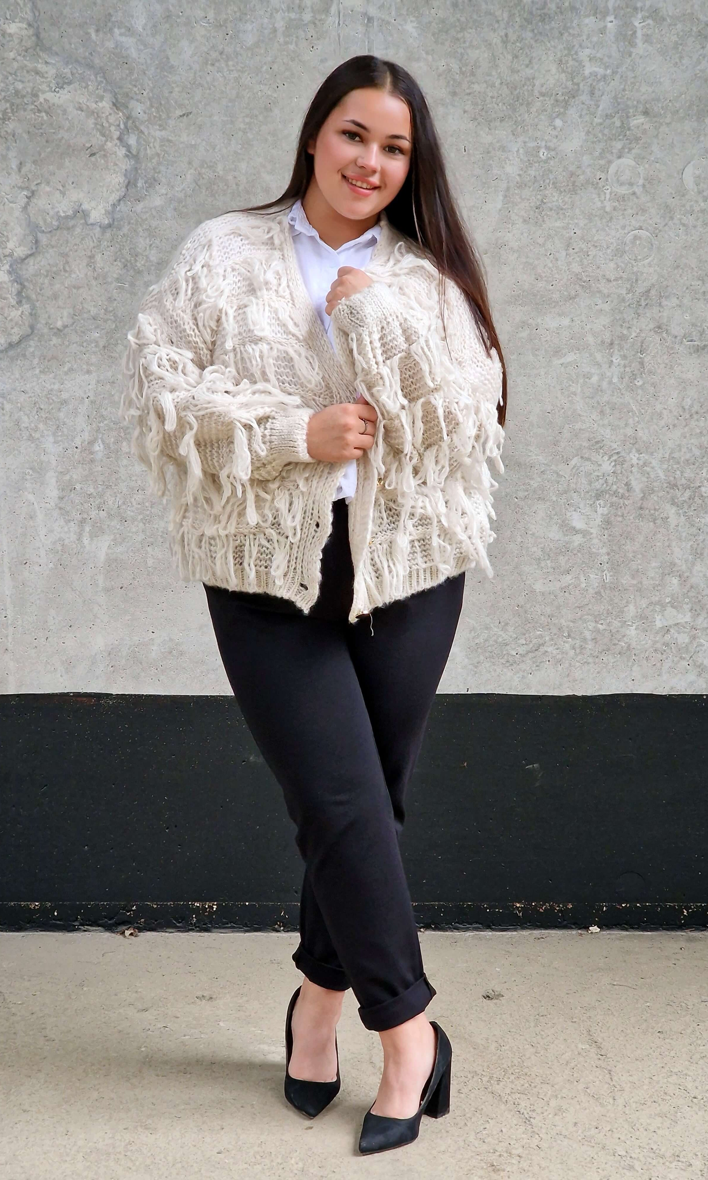 Kardigan z frędzlami – odważny akcent w Twojej garderobie Stylowa XL