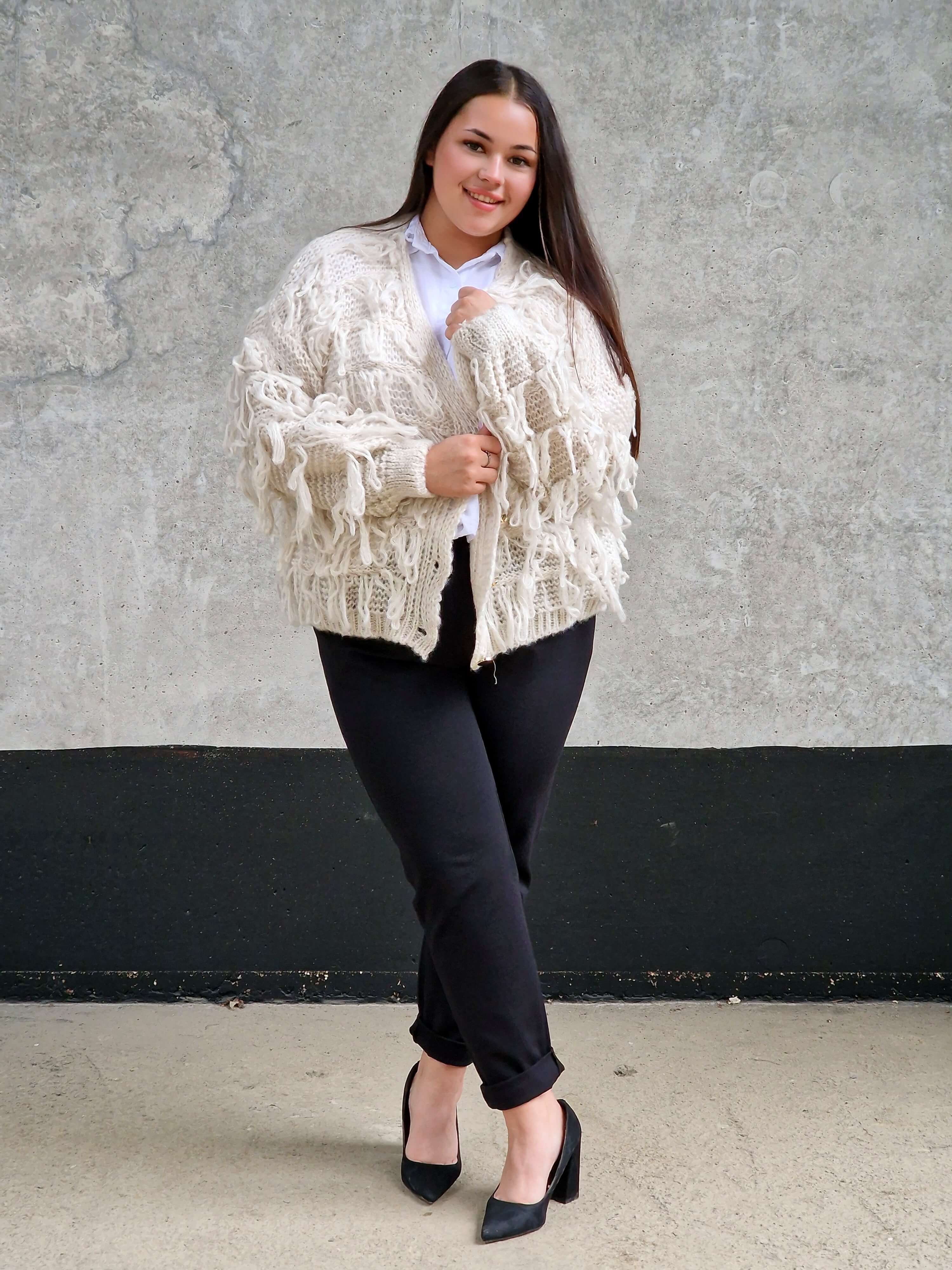 Kardigan z frędzlami – odważny akcent w Twojej garderobie Stylowa XL