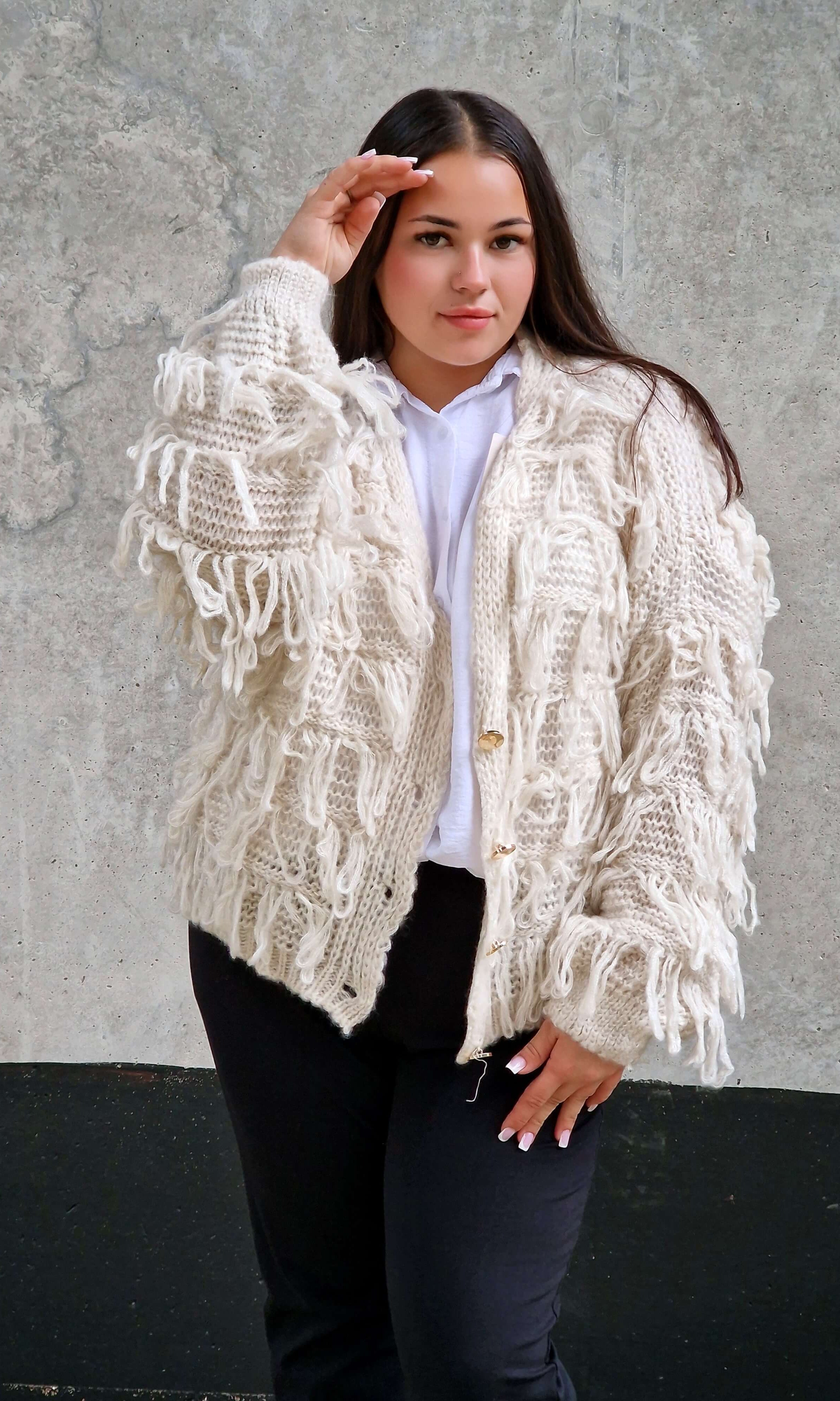 Kardigan z frędzlami – odważny akcent w Twojej garderobie Stylowa XL