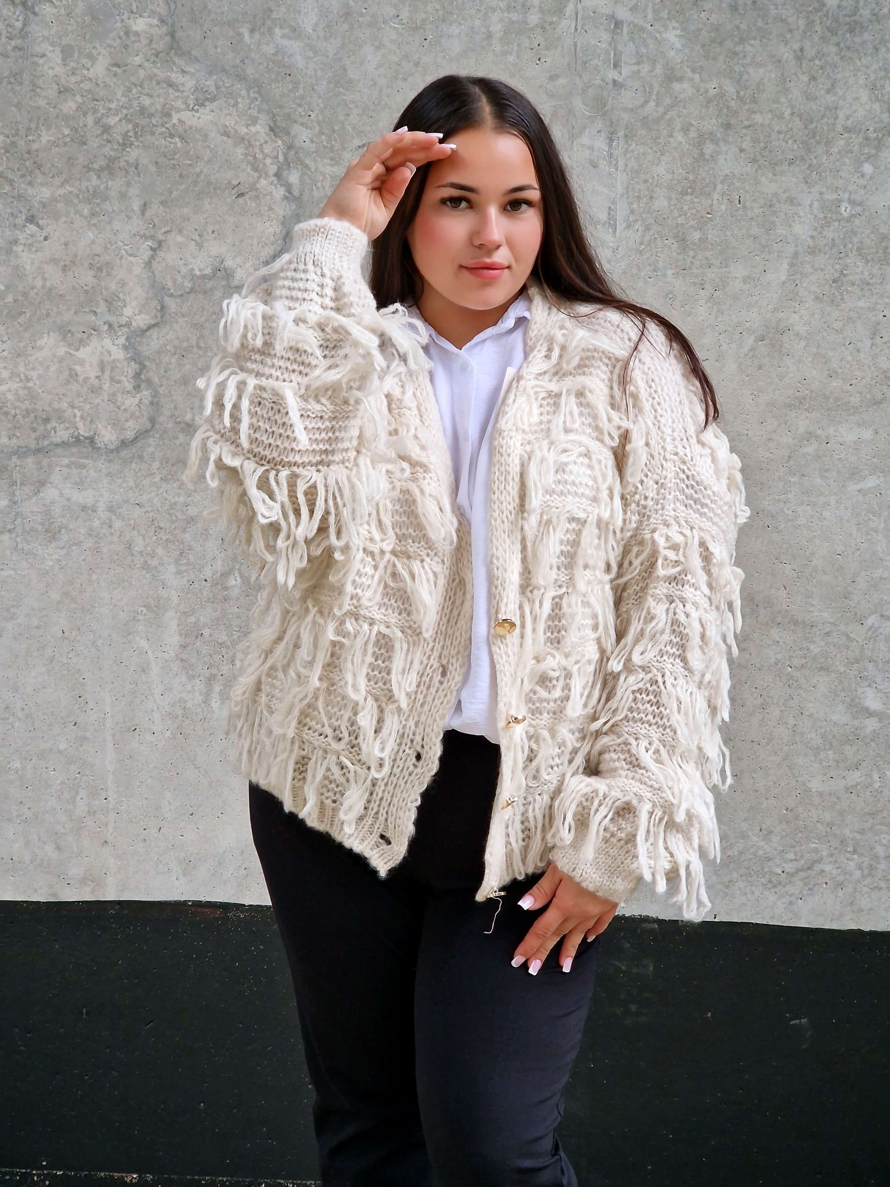 Kardigan z frędzlami – odważny akcent w Twojej garderobie Stylowa XL