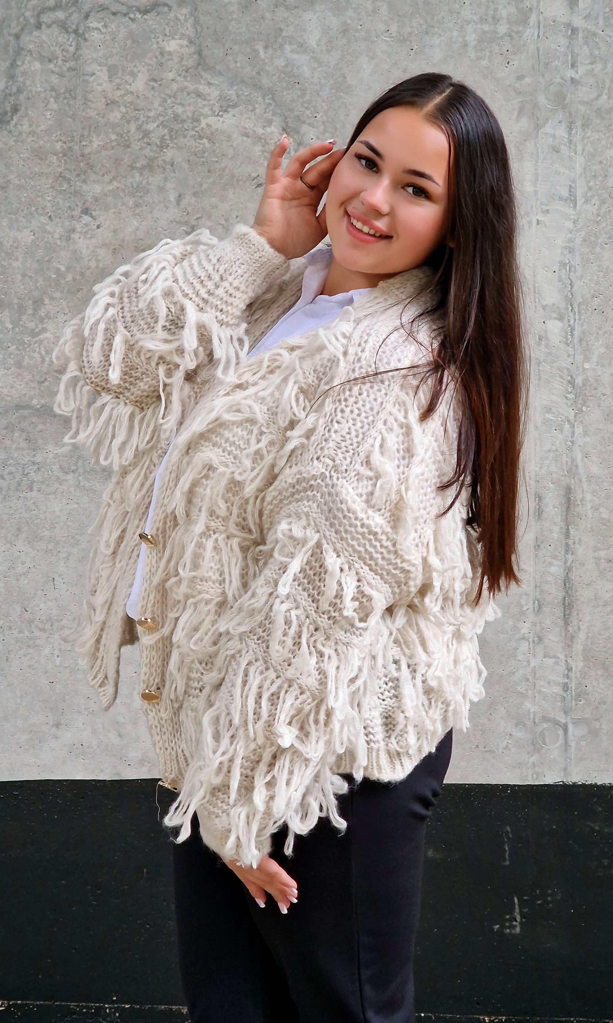 Kardigan z frędzlami – odważny akcent w Twojej garderobie Stylowa XL