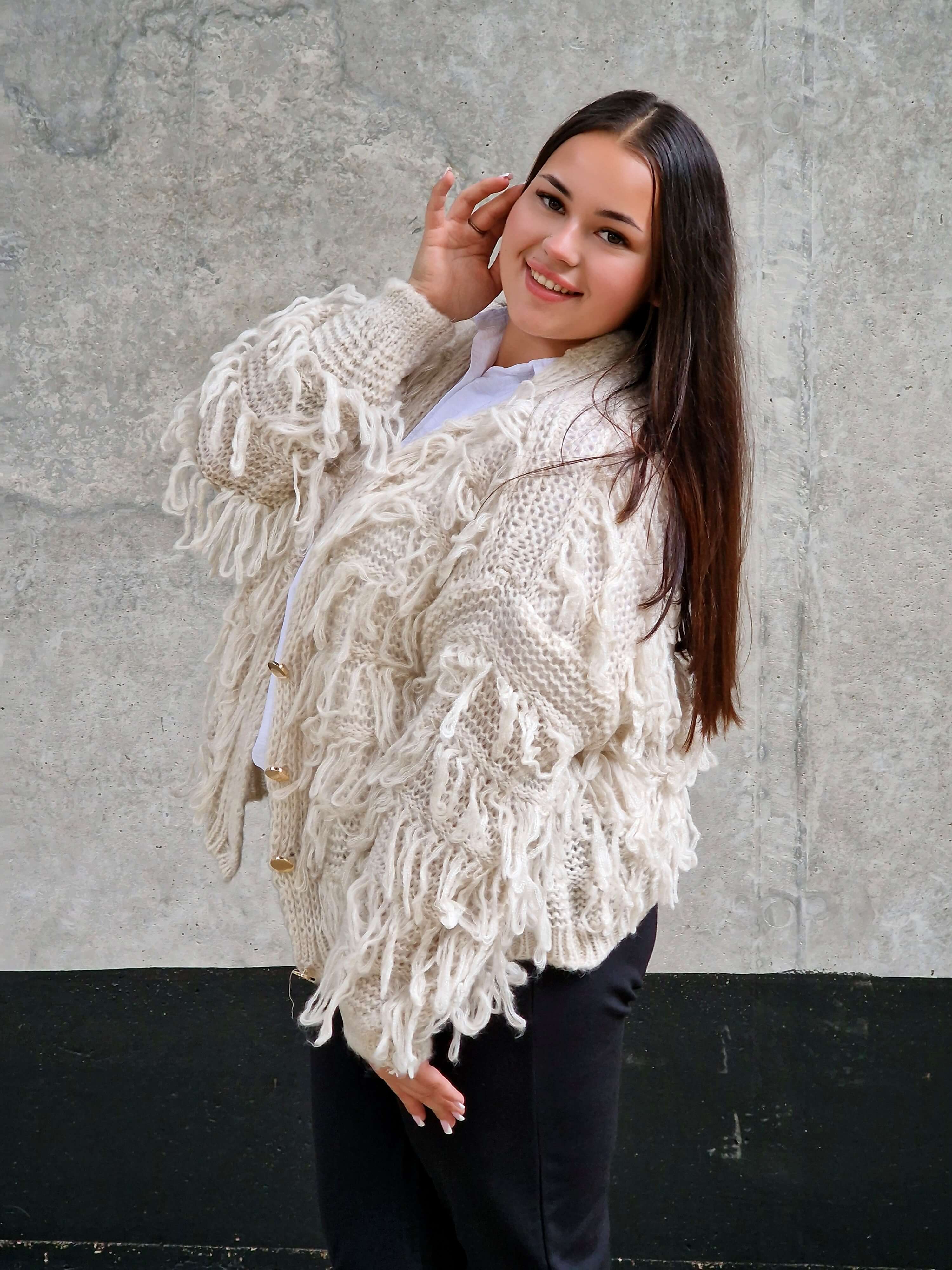 Kardigan z frędzlami – odważny akcent w Twojej garderobie Stylowa XL