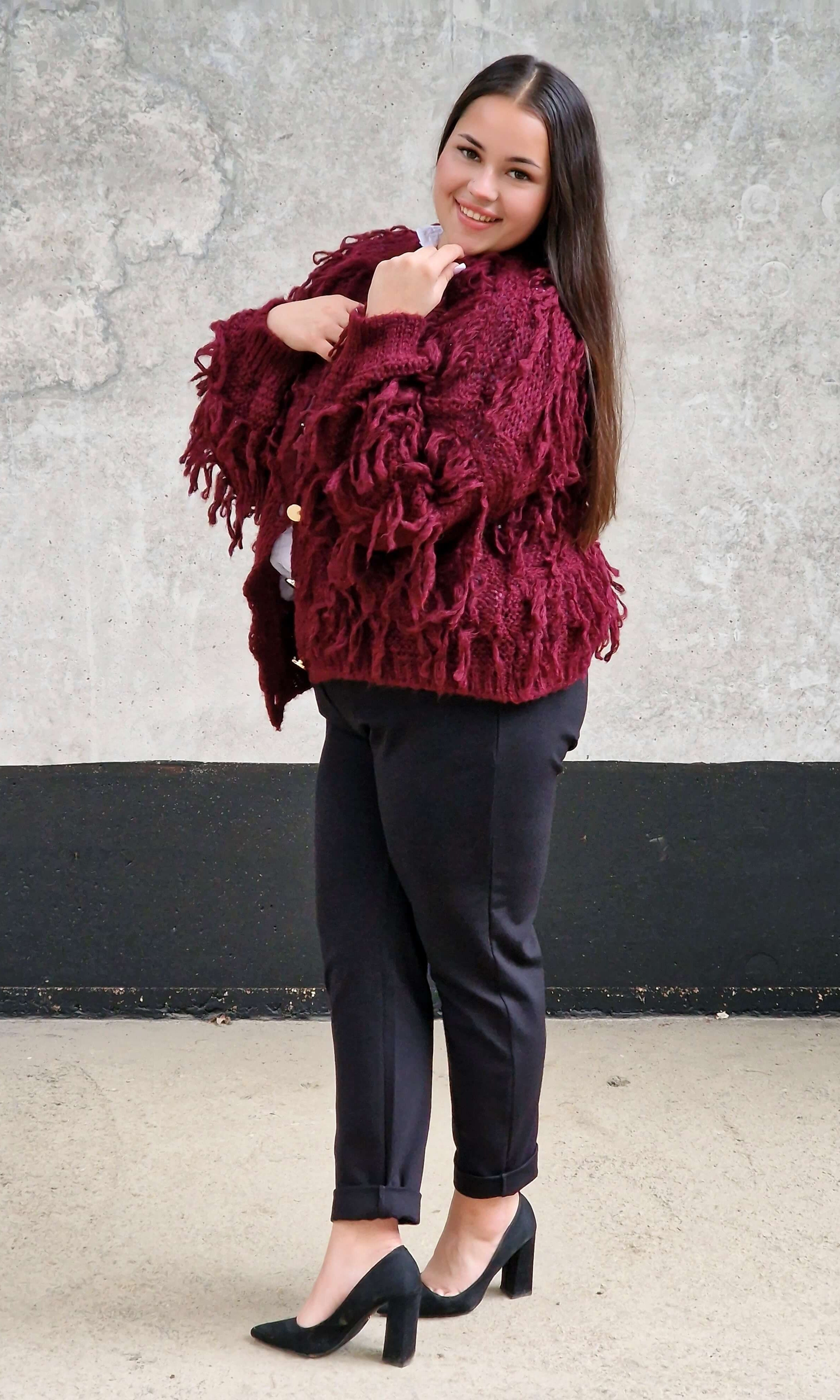 Kardigan z frędzlami – odważny akcent w Twojej garderobie Stylowa XL