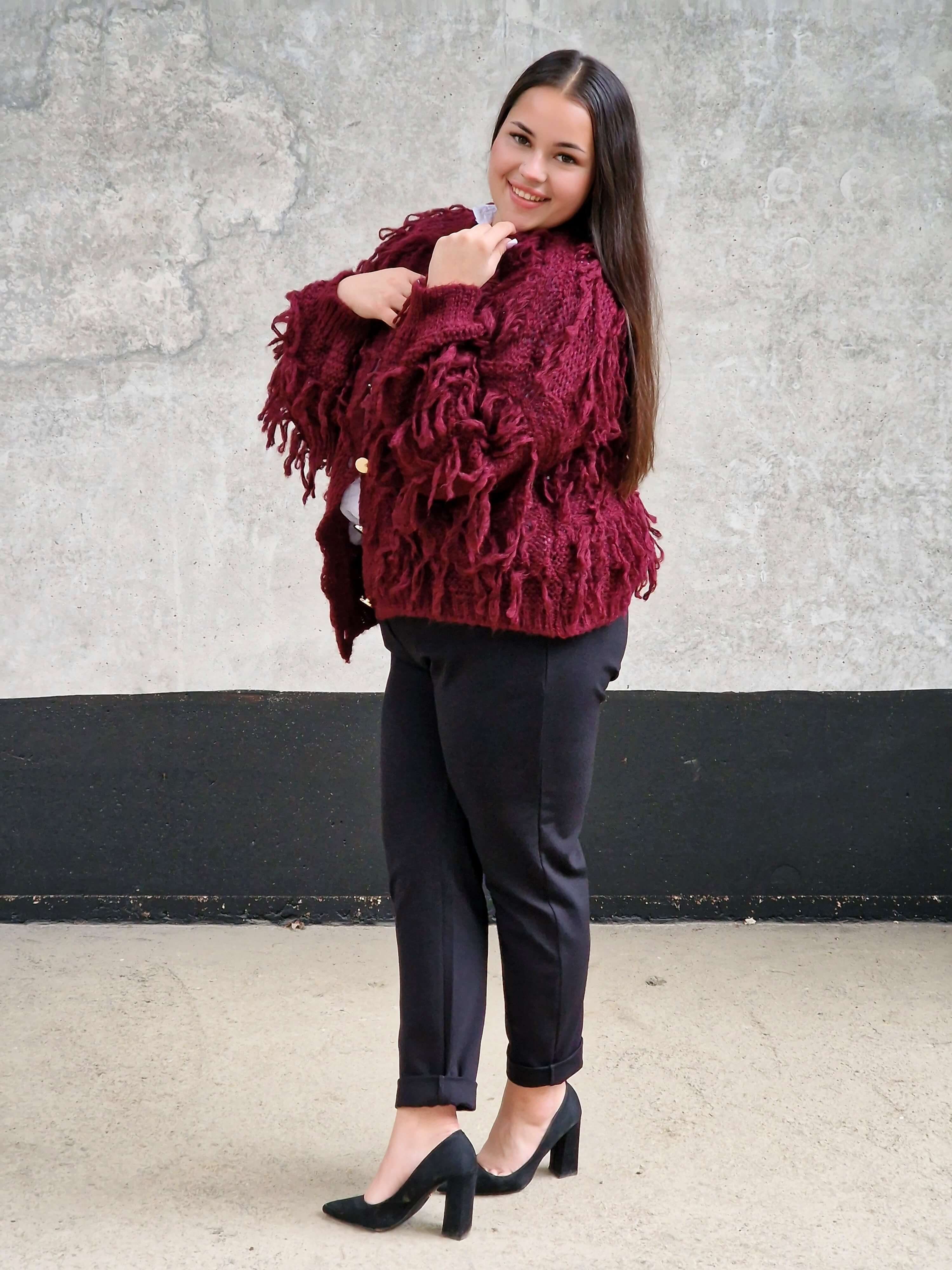 Kardigan z frędzlami – odważny akcent w Twojej garderobie Stylowa XL