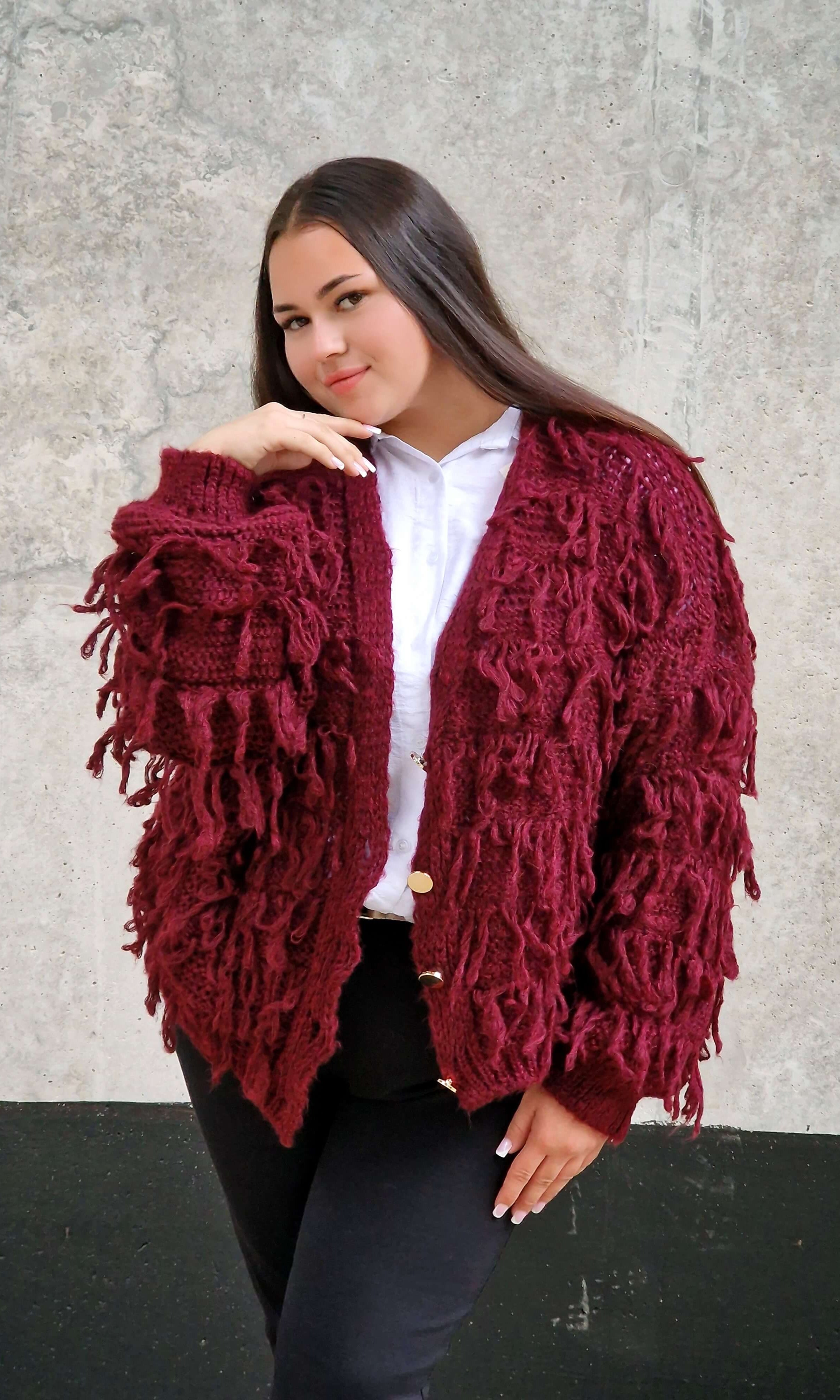 Kardigan z frędzlami – odważny akcent w Twojej garderobie Stylowa XL