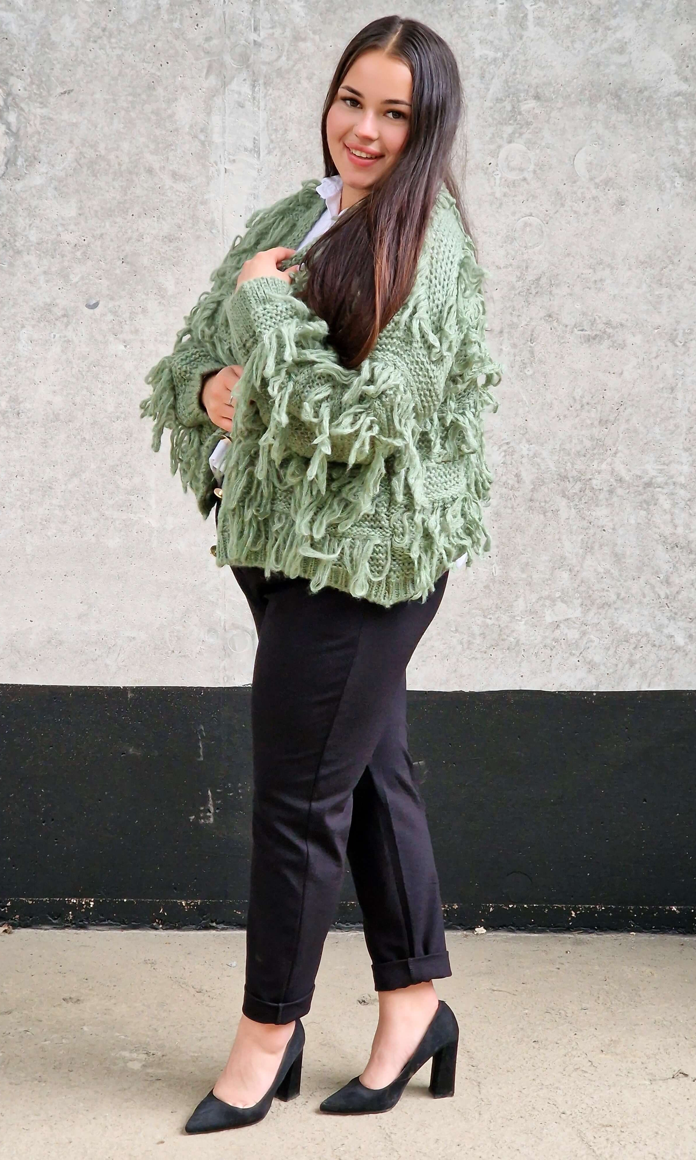 Kardigan z frędzlami – odważny akcent w Twojej garderobie Stylowa XL