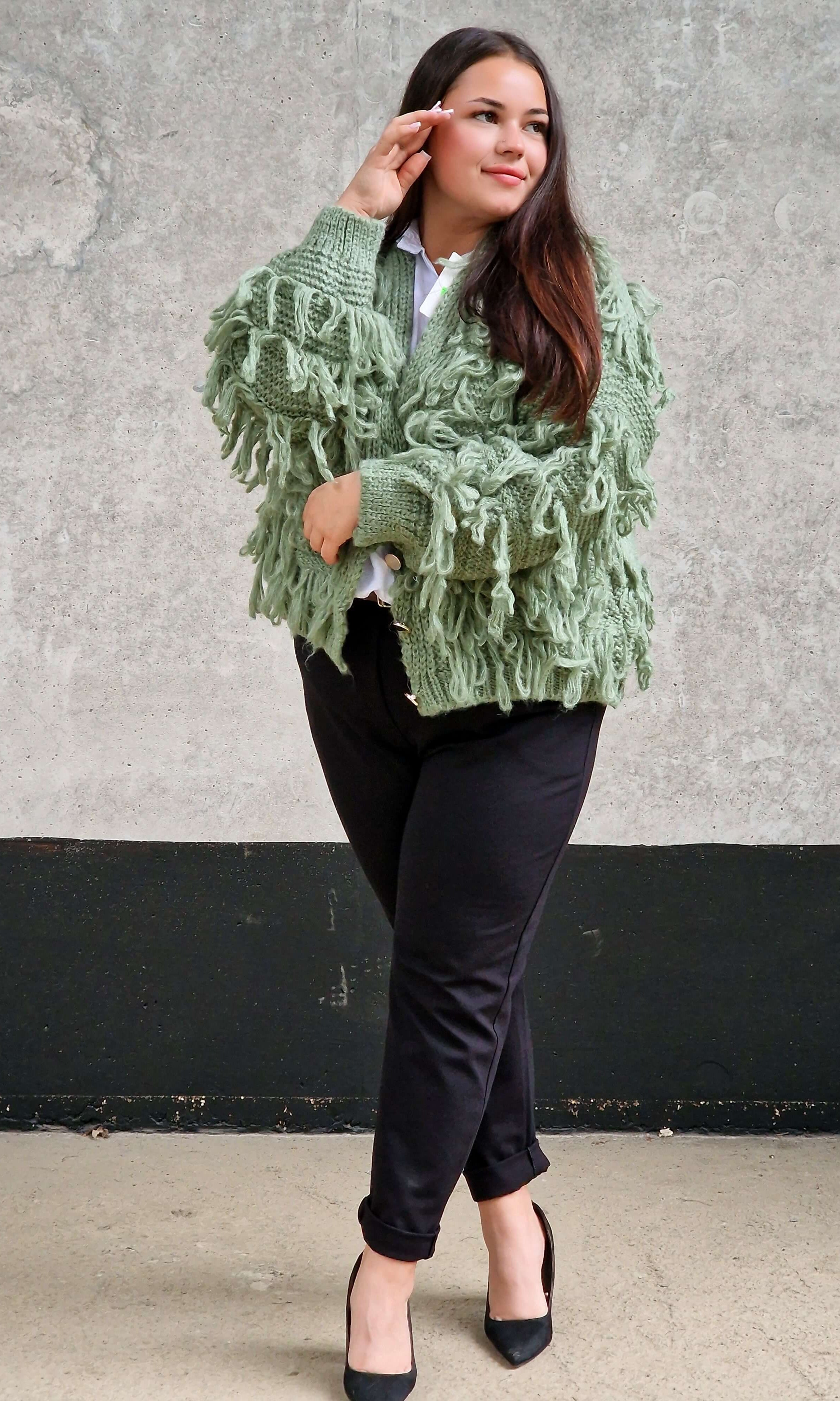 Kardigan z frędzlami – odważny akcent w Twojej garderobie Stylowa XL