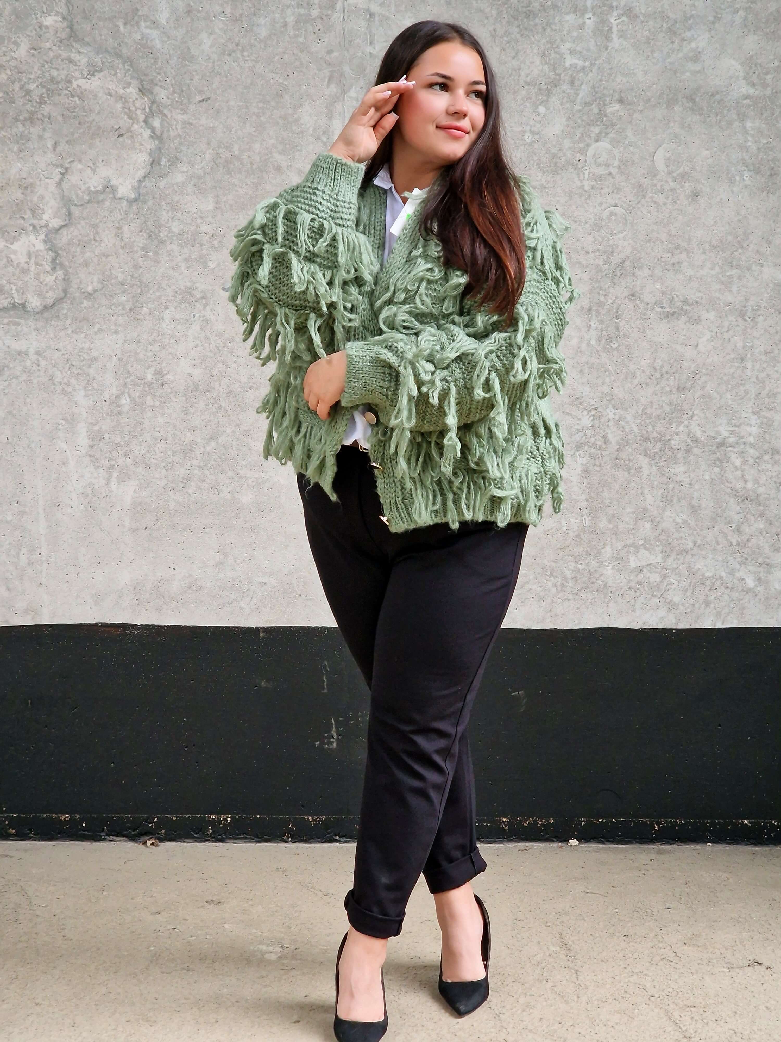 Kardigan z frędzlami – odważny akcent w Twojej garderobie Stylowa XL