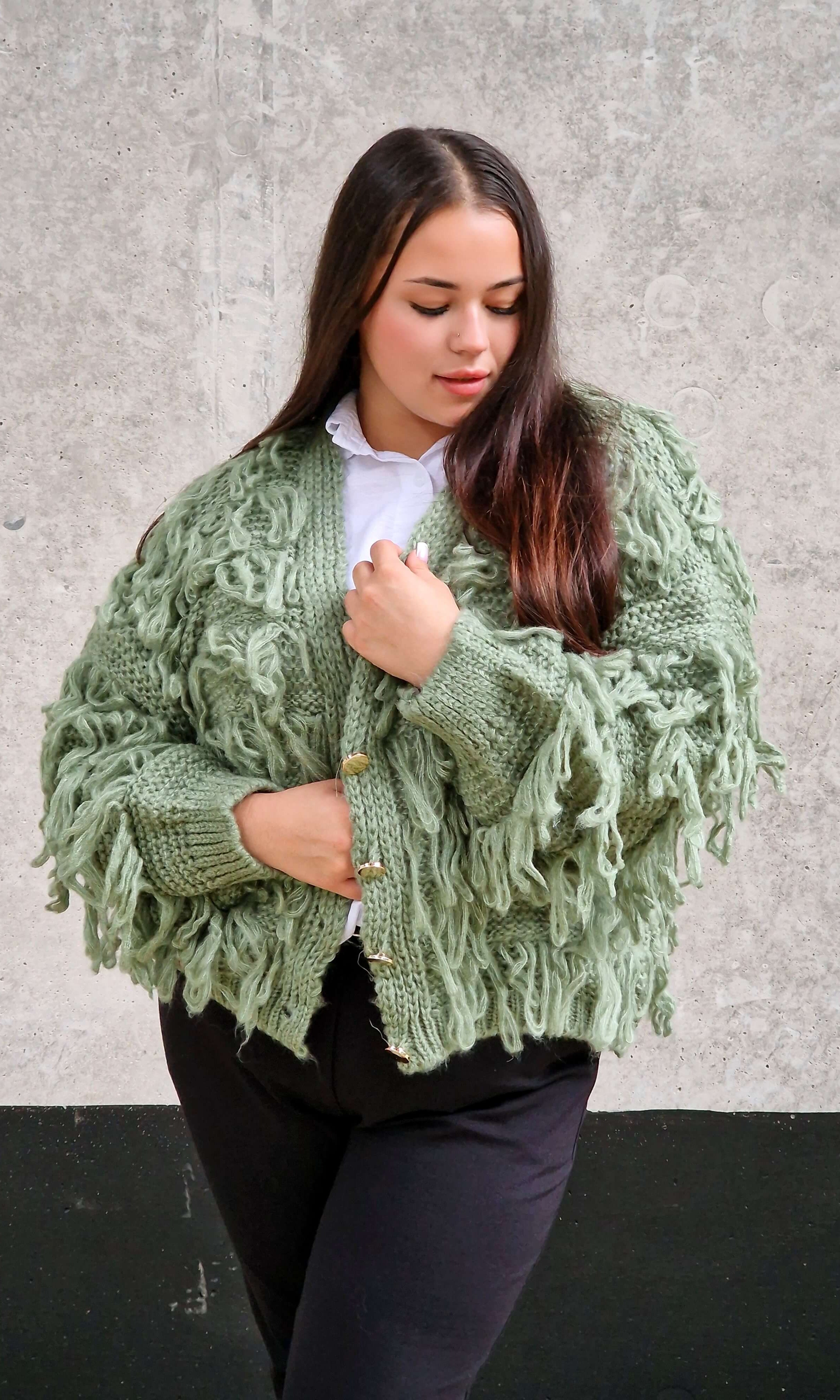 Kardigan z frędzlami – odważny akcent w Twojej garderobie Stylowa XL