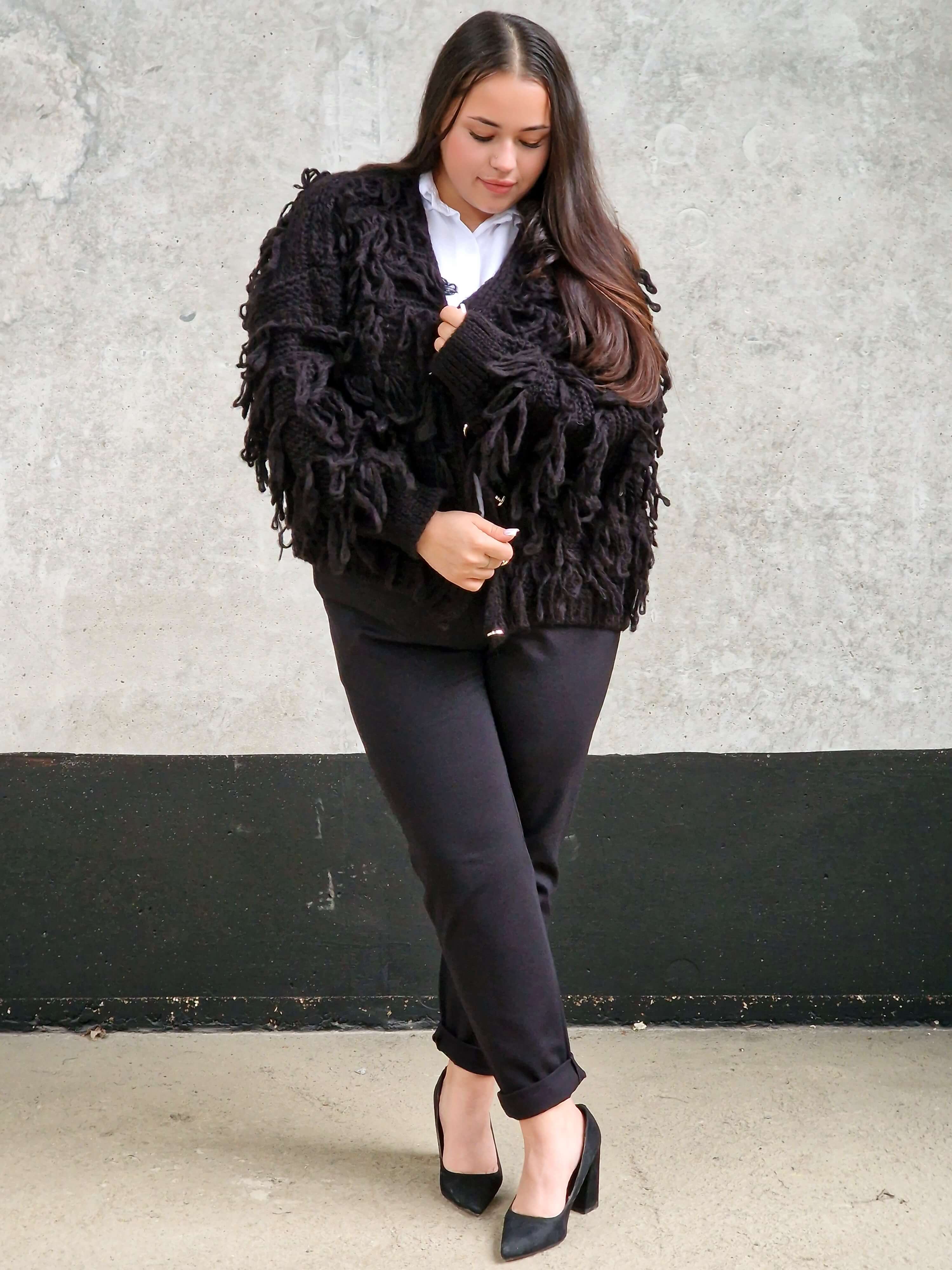 Kardigan z frędzlami – odważny akcent w Twojej garderobie Stylowa XL