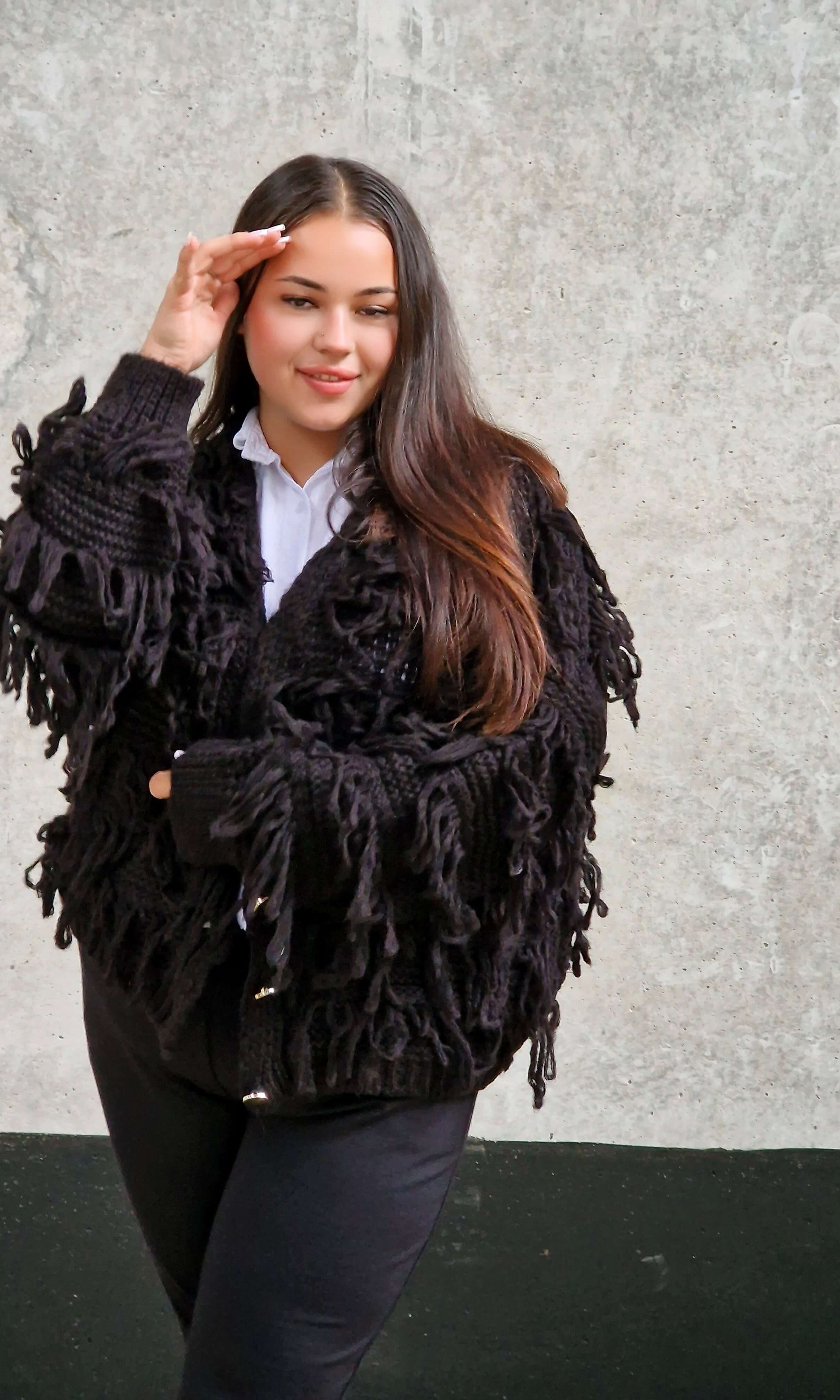 Kardigan z frędzlami – odważny akcent w Twojej garderobie Stylowa XL