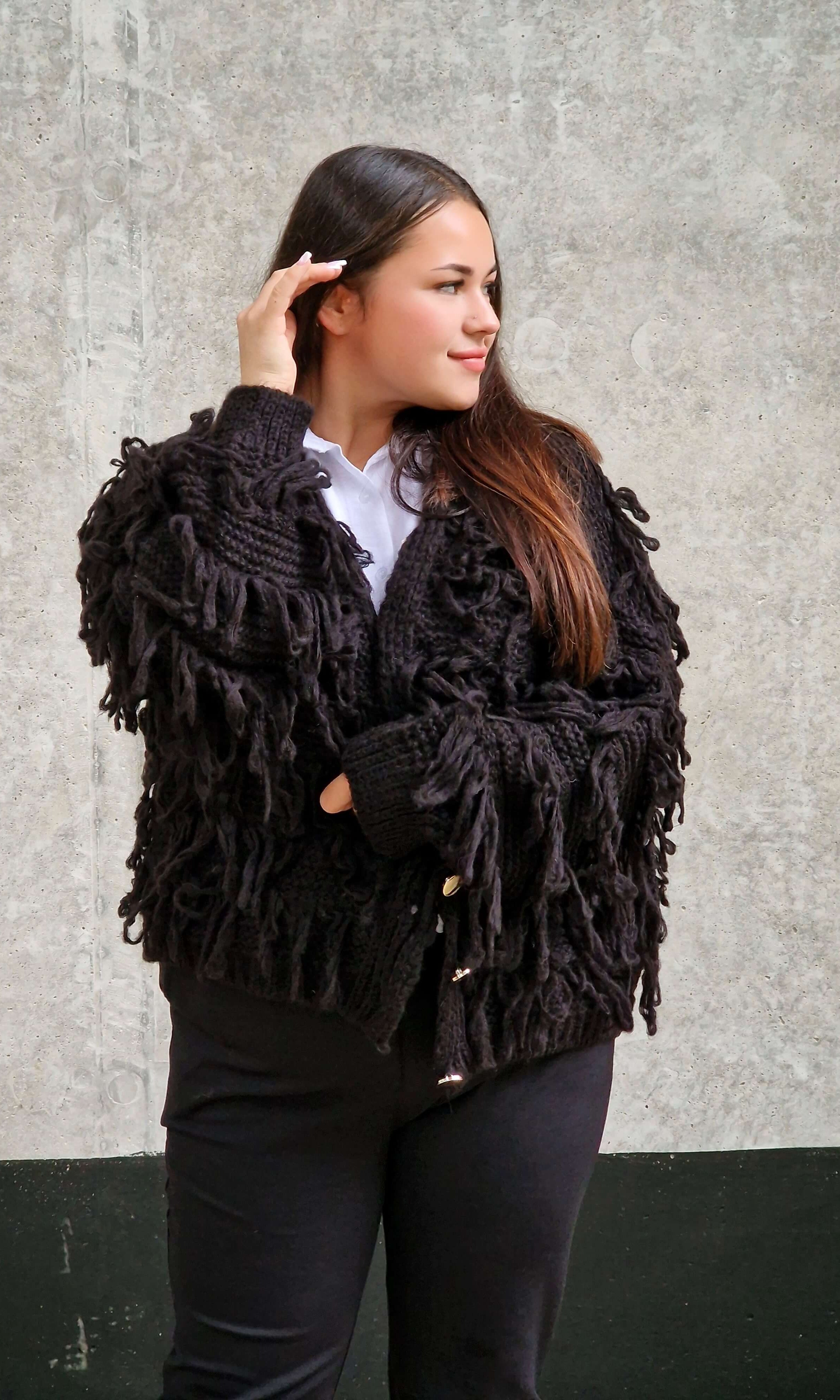 Kardigan z frędzlami – odważny akcent w Twojej garderobie Stylowa XL