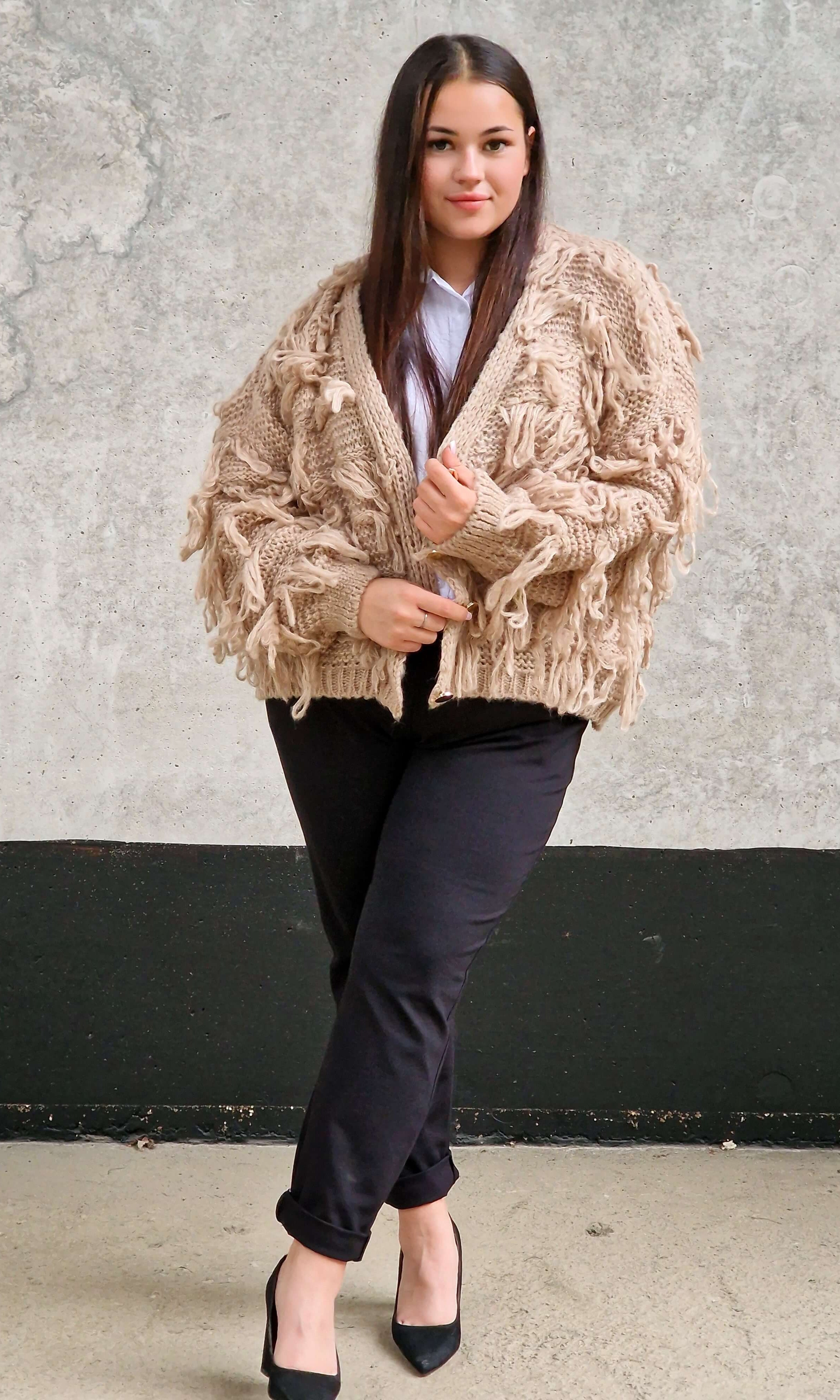 Kardigan z frędzlami – odważny akcent w Twojej garderobie Stylowa XL