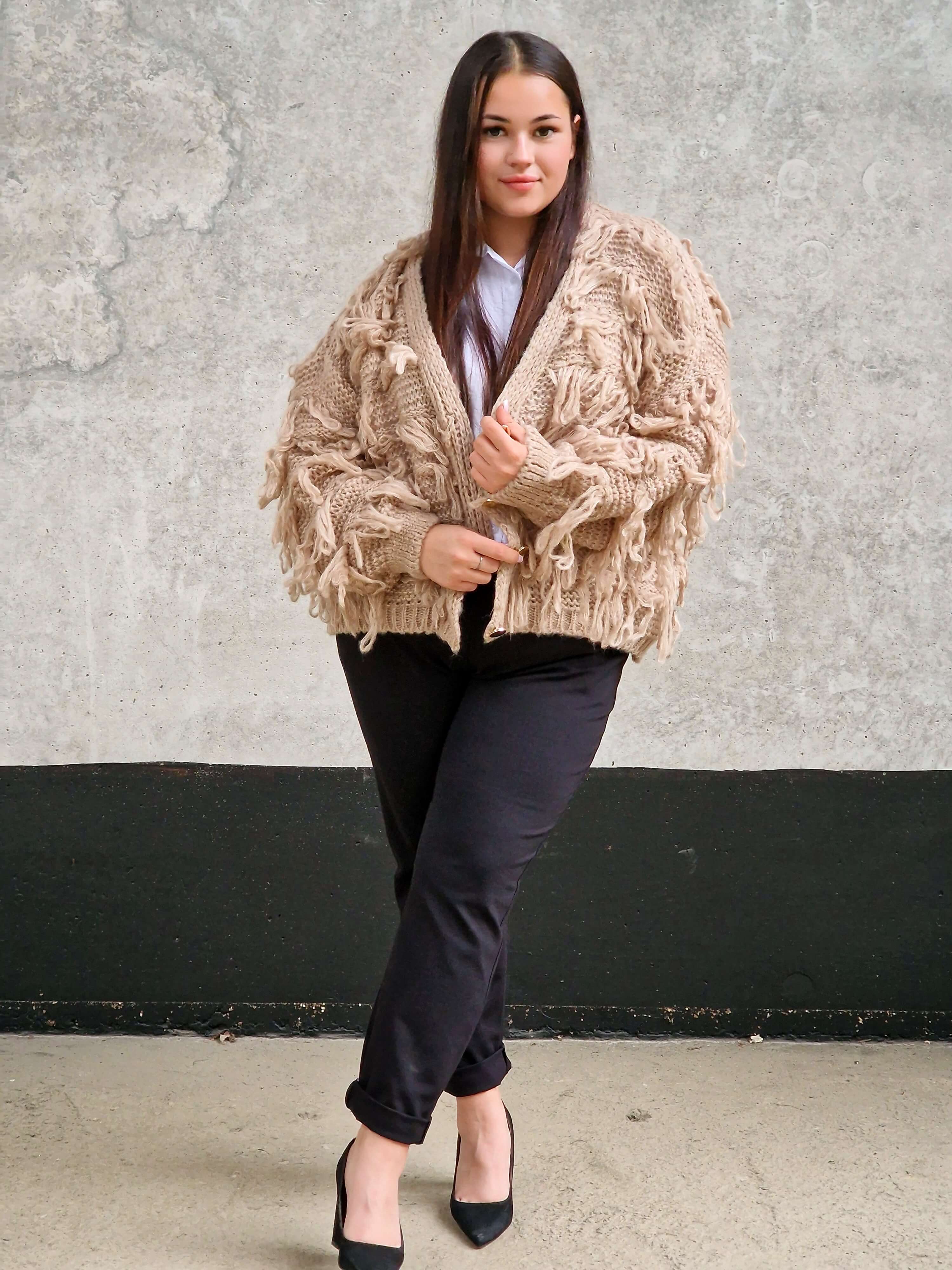 Kardigan z frędzlami – odważny akcent w Twojej garderobie Stylowa XL