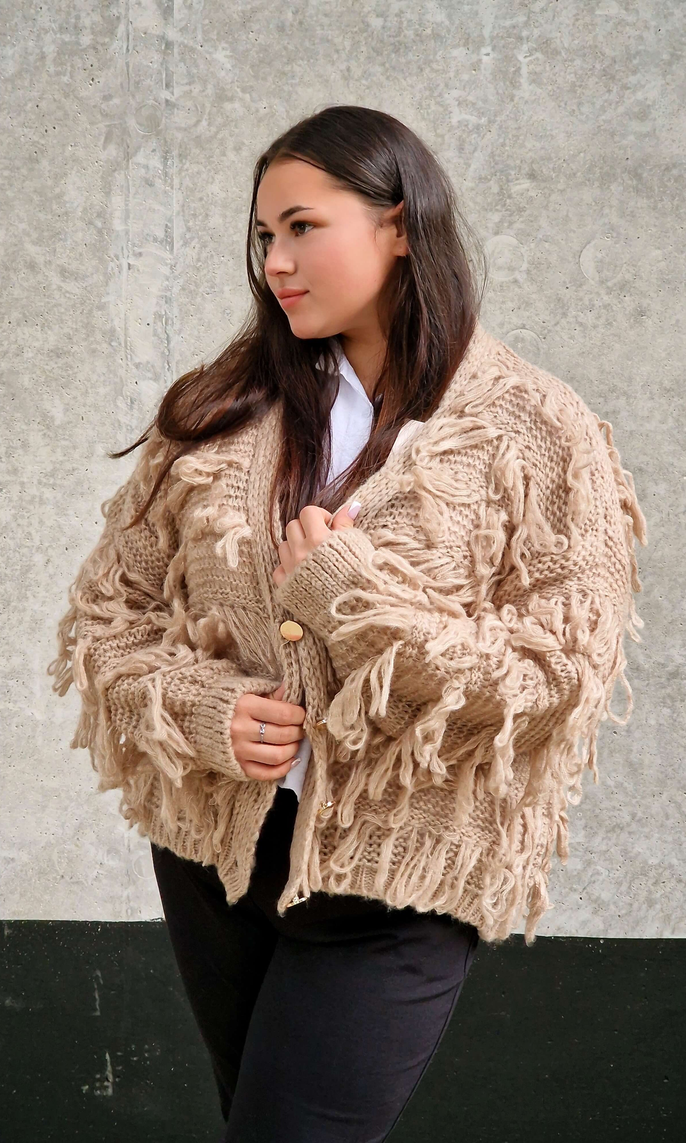 Kardigan z frędzlami – odważny akcent w Twojej garderobie Stylowa XL