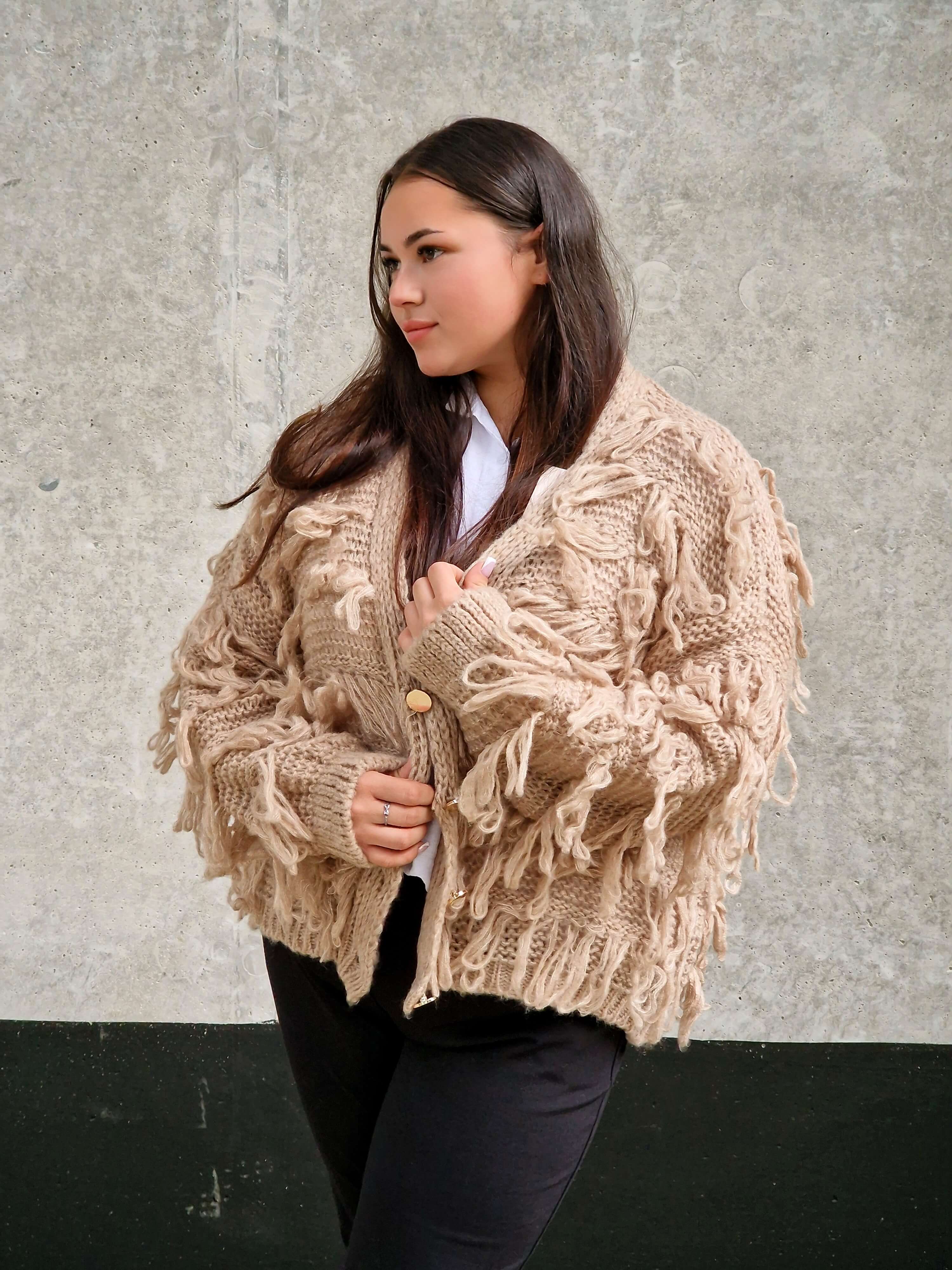 Kardigan z frędzlami – odważny akcent w Twojej garderobie Stylowa XL