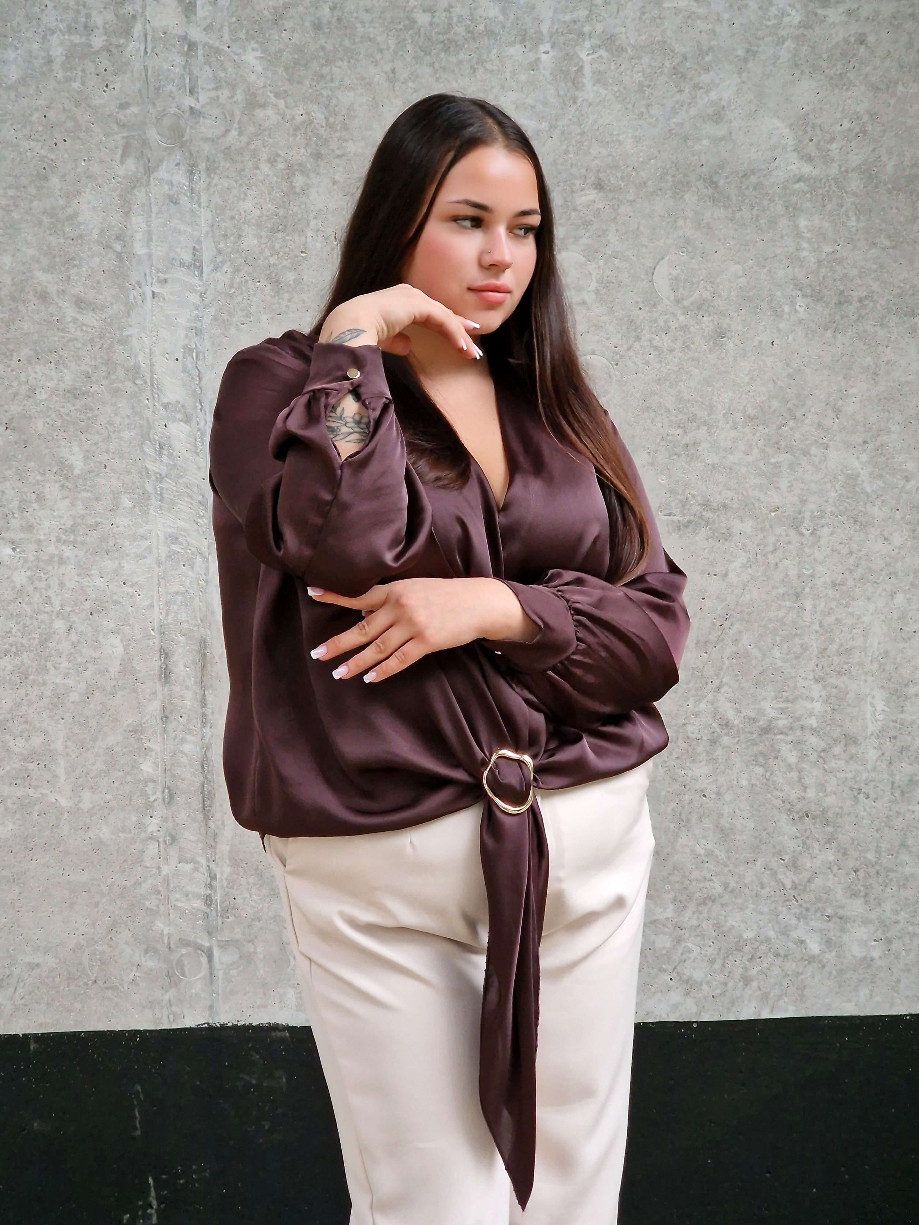 Czarna bluzka satynowa plus size – elegancka bluzka damska z wiązaniem Stylowa XL