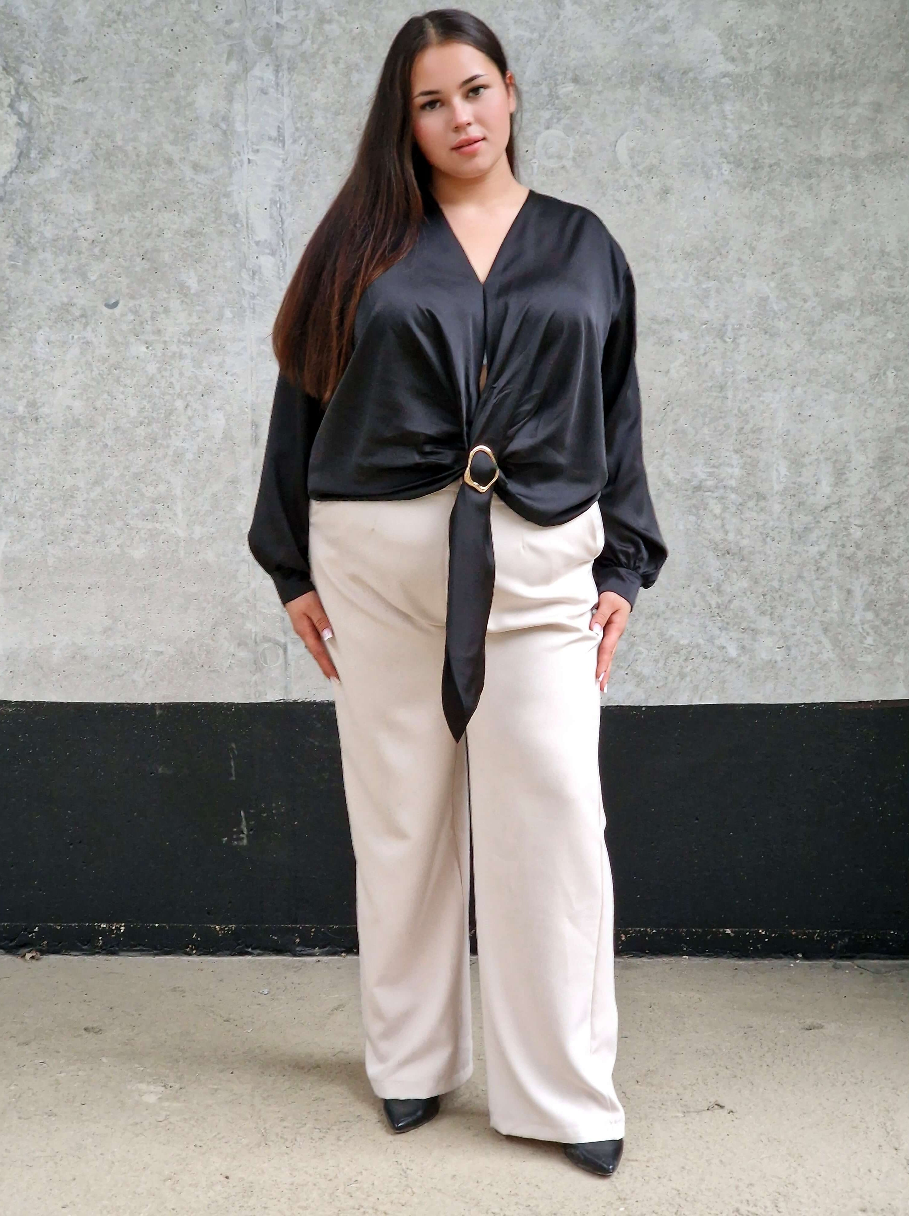 Czarna bluzka satynowa plus size – elegancka bluzka damska z wiązaniem Stylowa XL