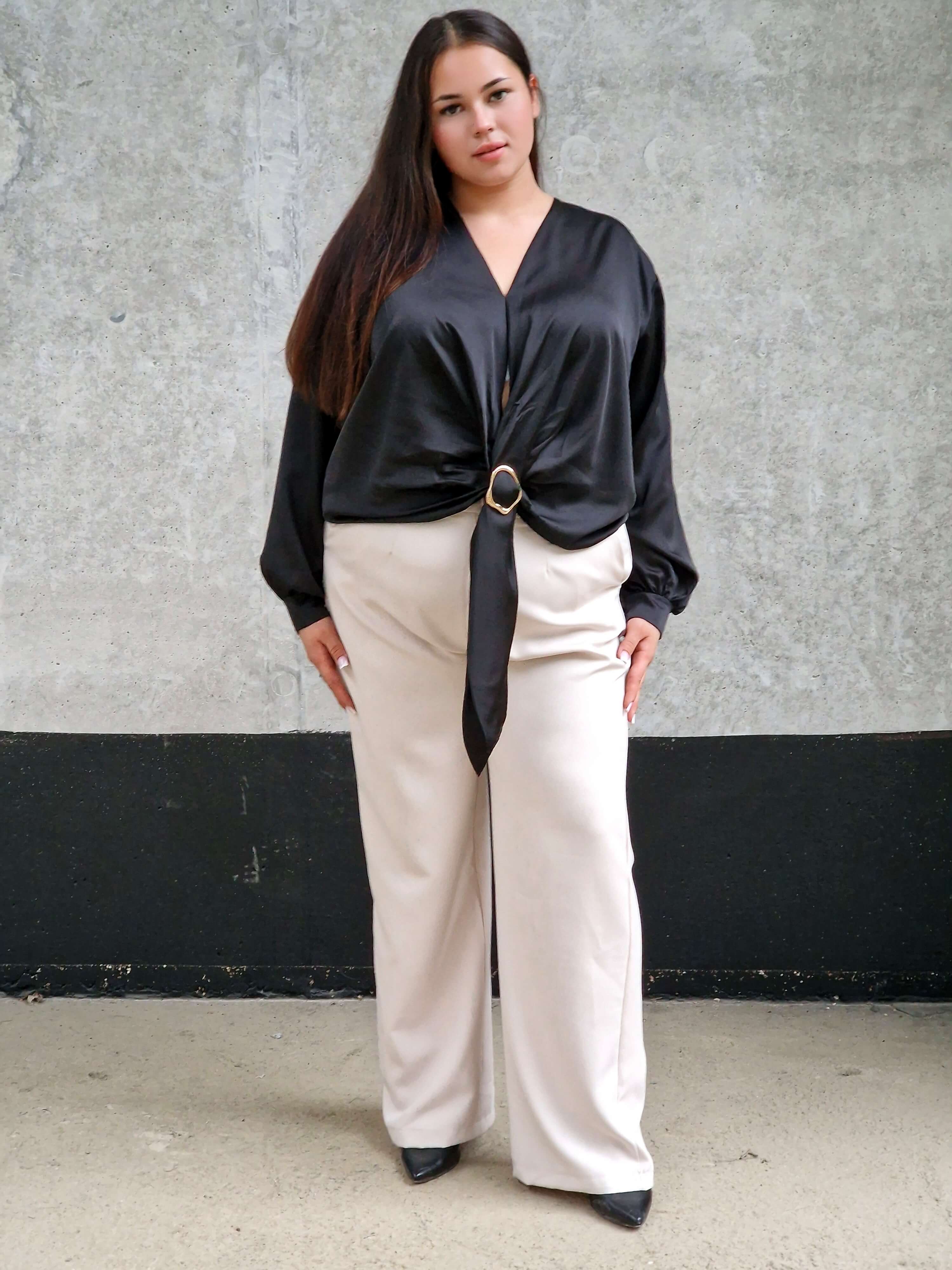 Czarna bluzka satynowa plus size – elegancka bluzka damska z wiązaniem Stylowa XL