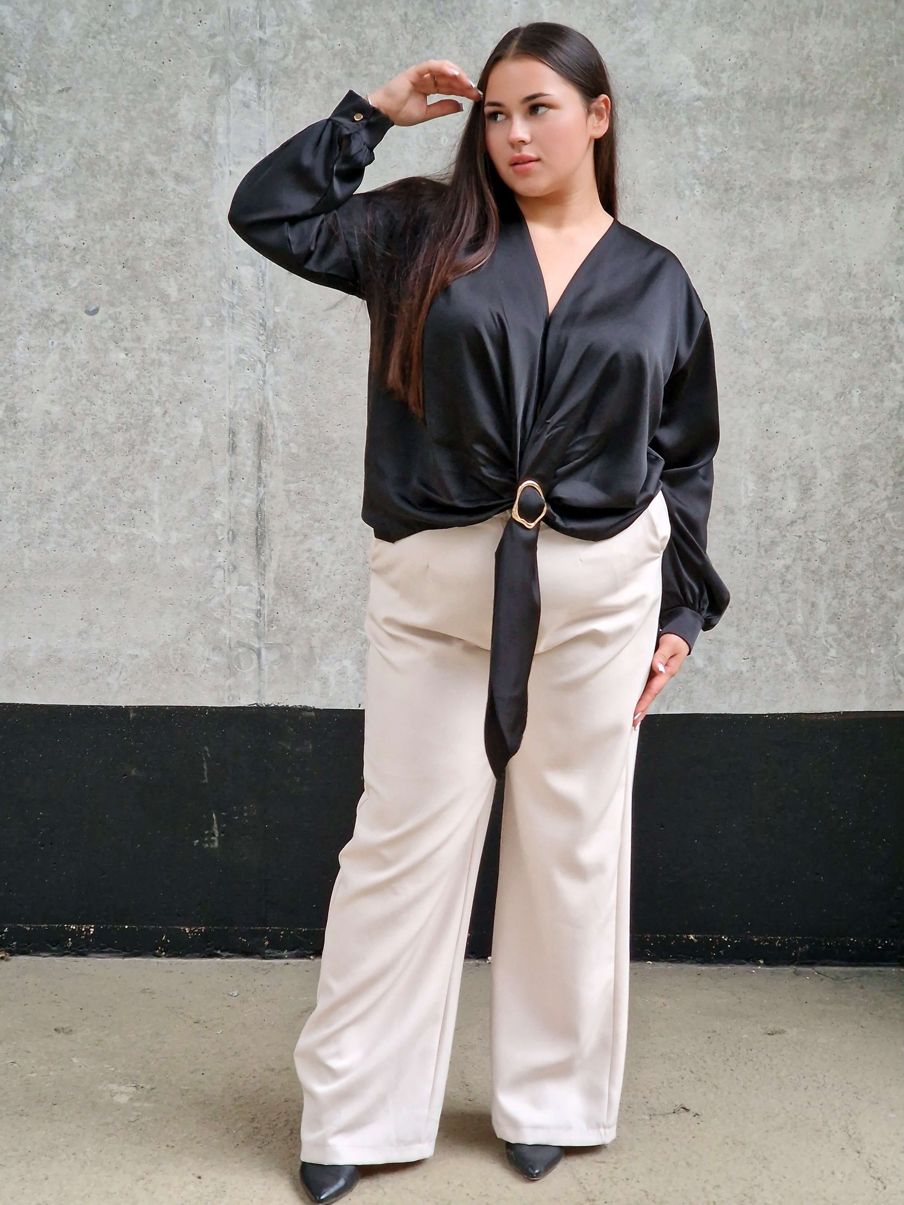 Czarna bluzka satynowa plus size – elegancka bluzka damska z wiązaniem Stylowa XL
