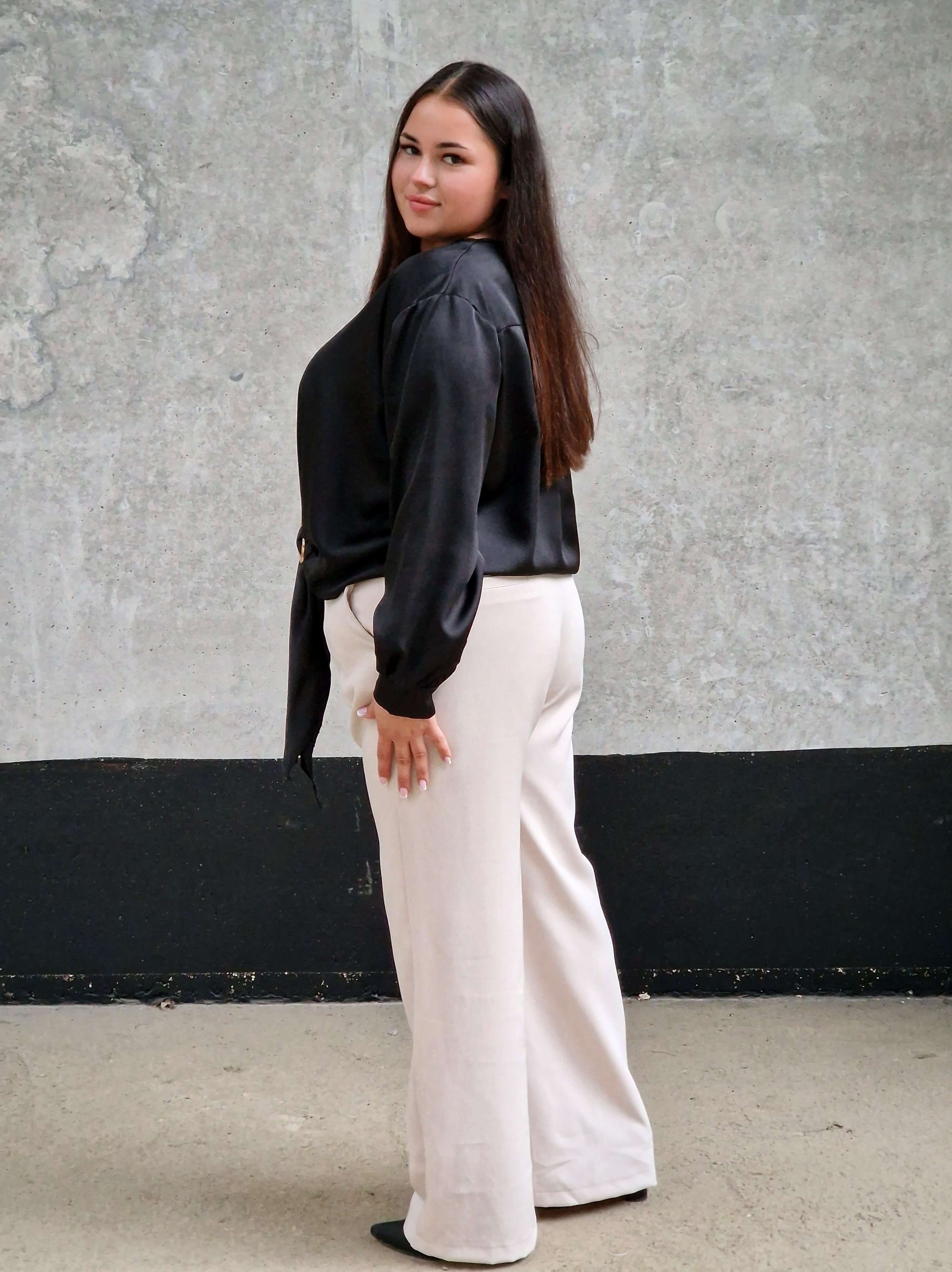 Czarna bluzka satynowa plus size – elegancka bluzka damska z wiązaniem Stylowa XL