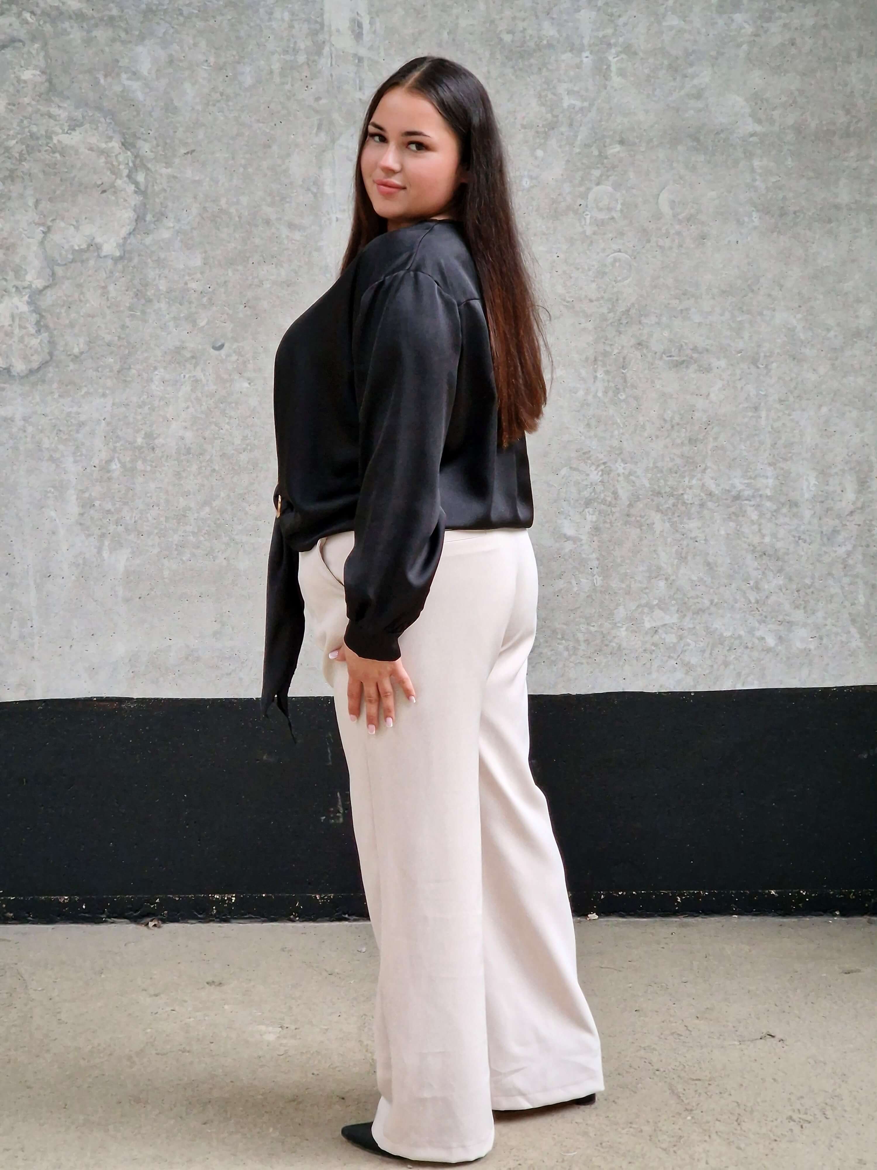 Czarna bluzka satynowa plus size – elegancka bluzka damska z wiązaniem Stylowa XL