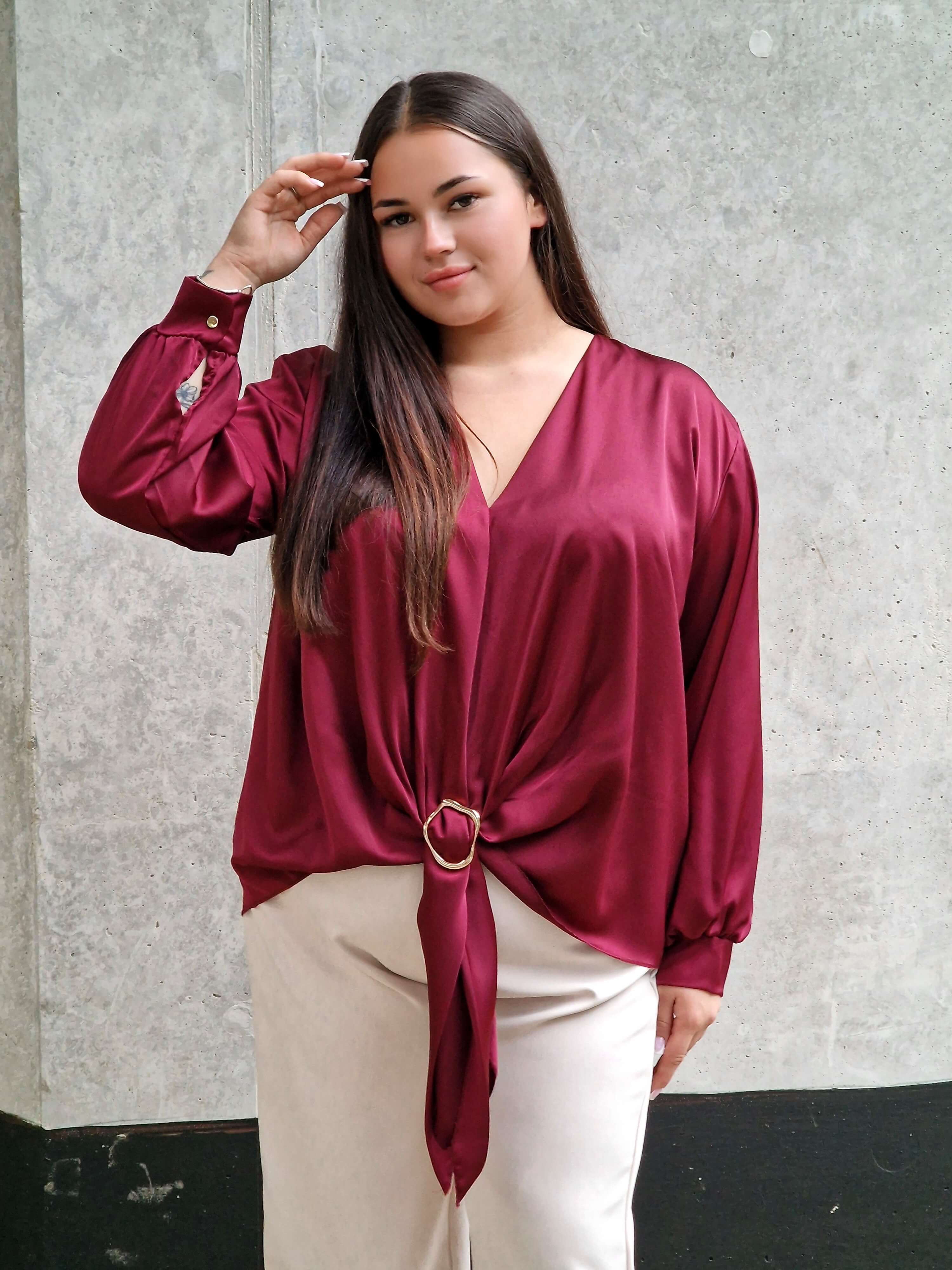 Czarna bluzka satynowa plus size – elegancka bluzka damska z wiązaniem Stylowa XL