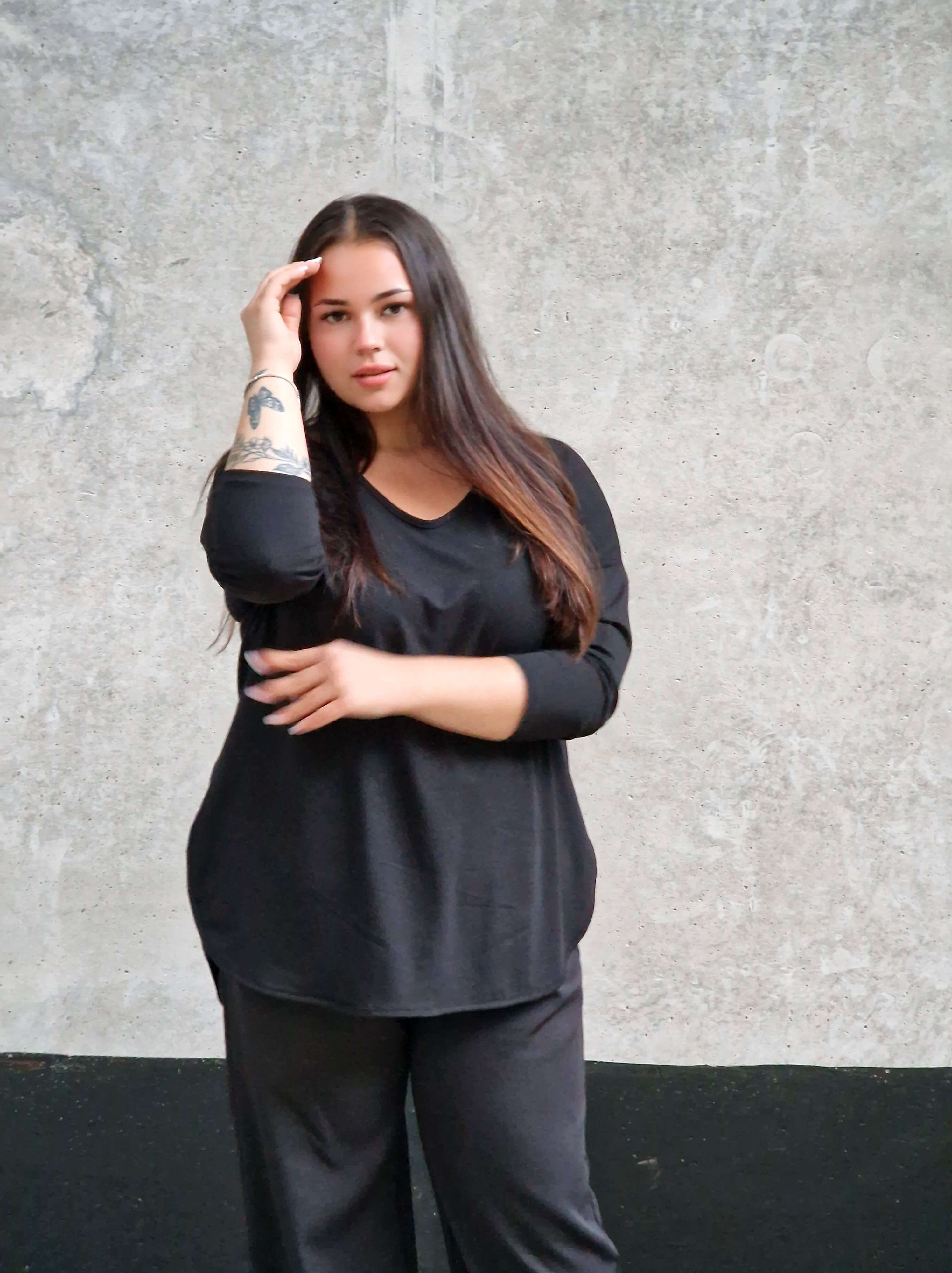 Bluzka basic plus size z dekoltem V – klasyczna bluzka damska Stylowa XL