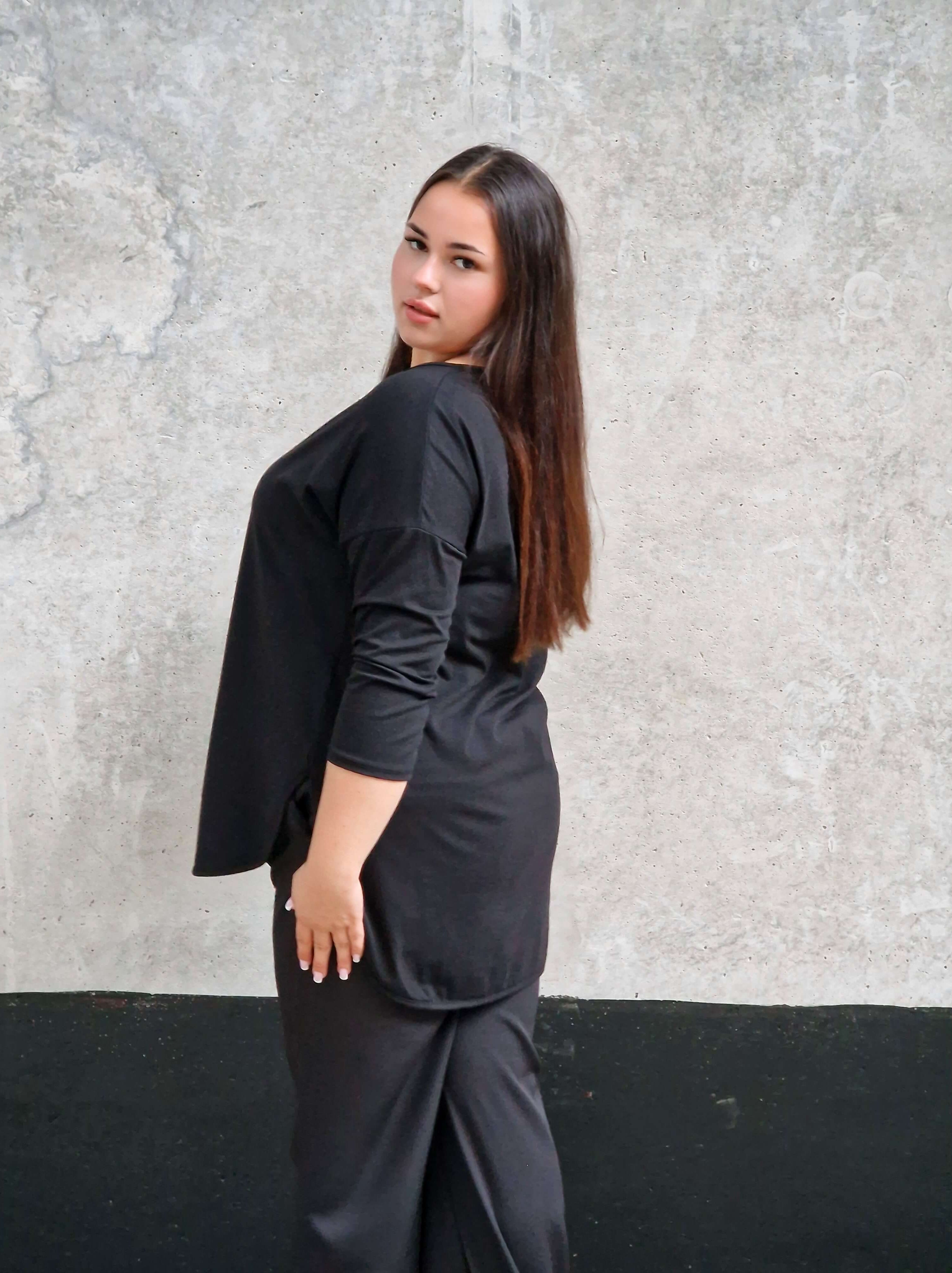 Bluzka basic plus size z dekoltem V – klasyczna bluzka damska Stylowa XL