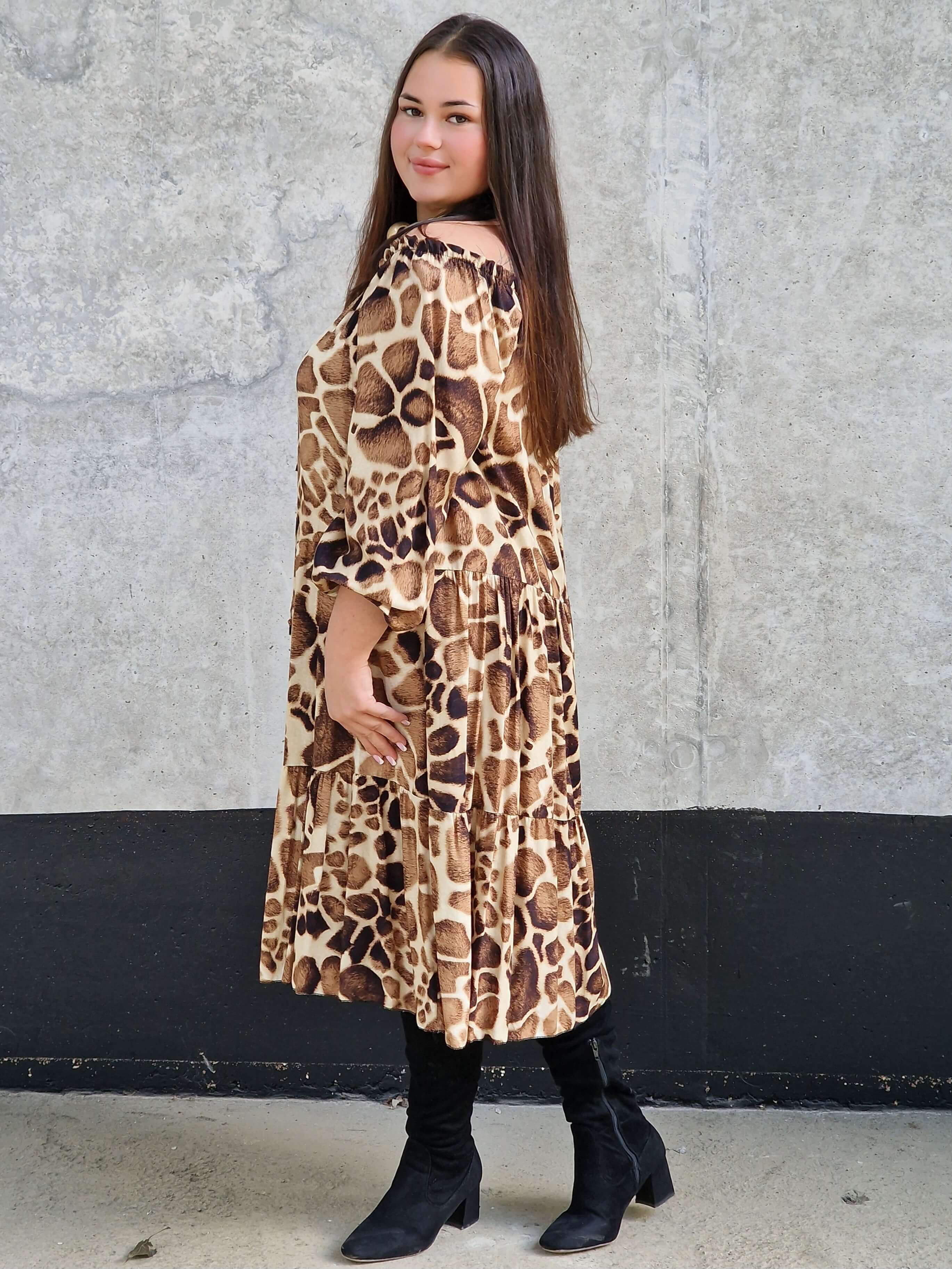 Sukienka midi w zwierzęcy print Stylowa XL