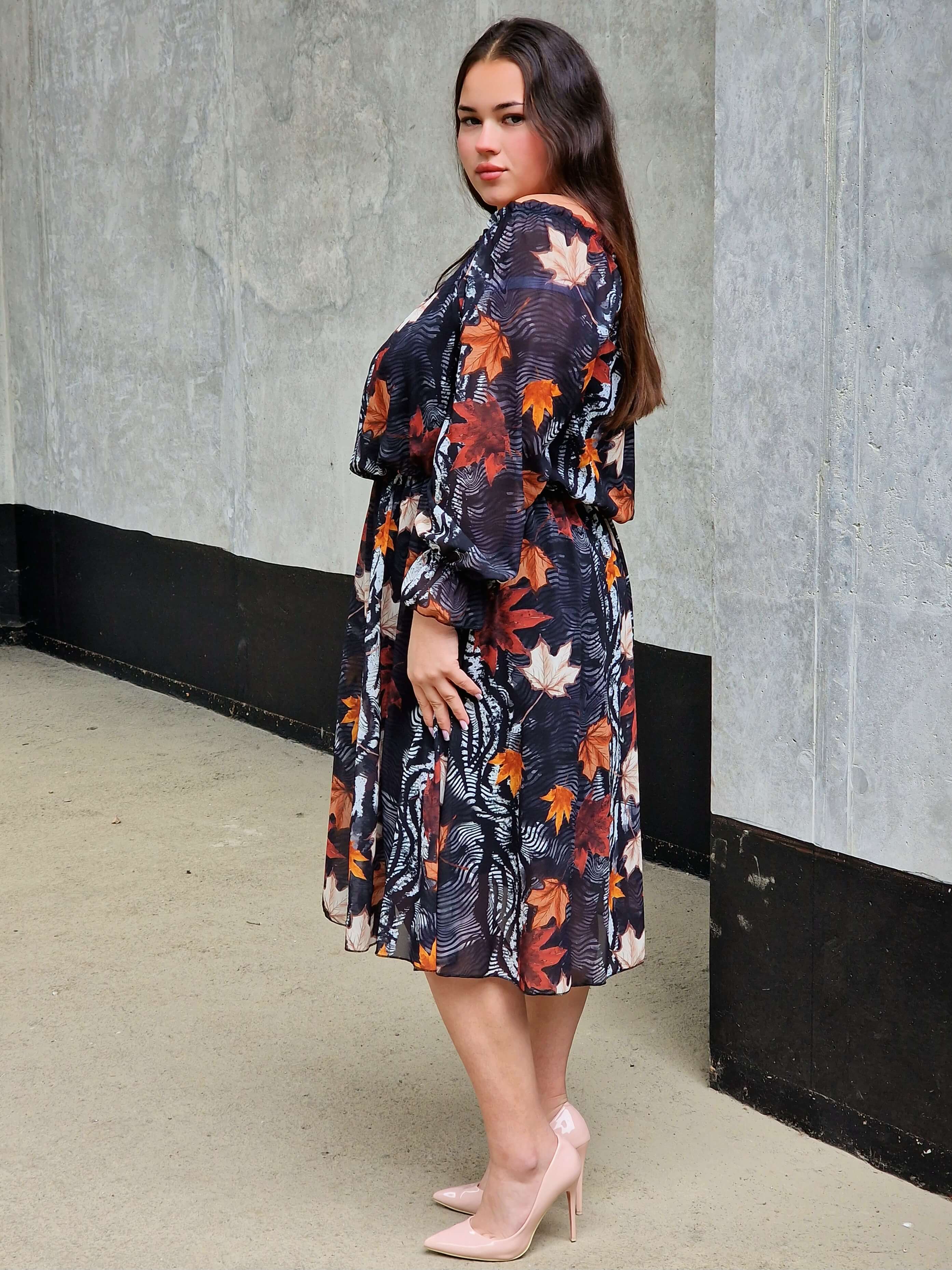 Sukienka w jesienne liście Stylowa XL
