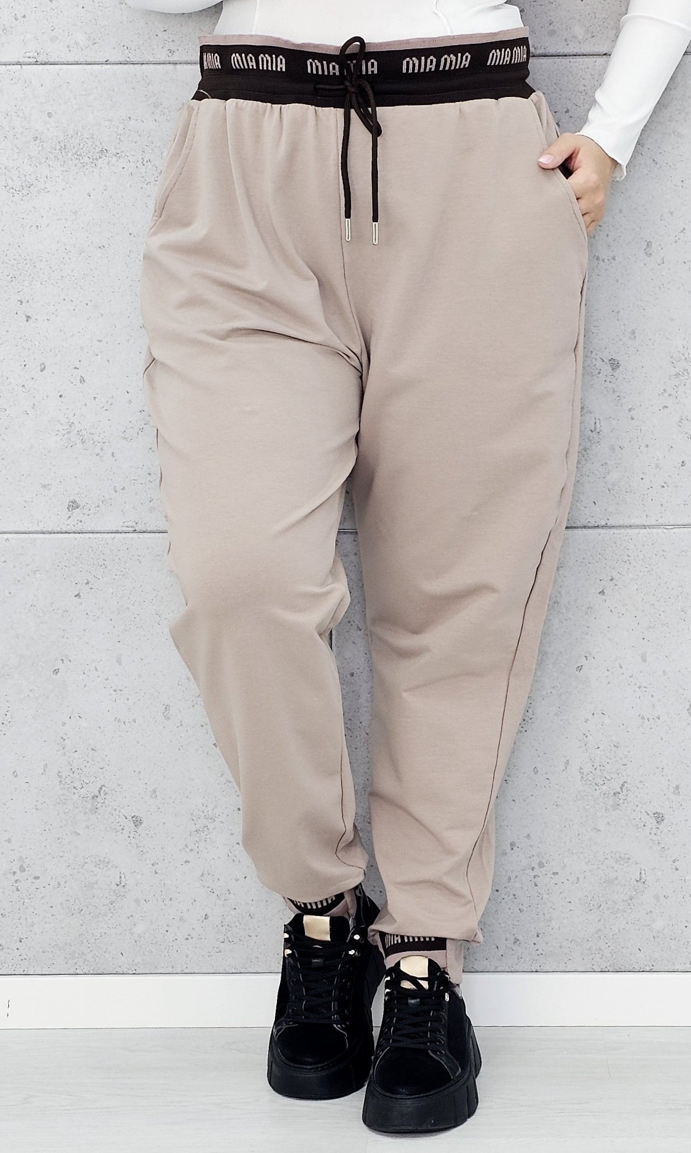 Sportowe spodnie z logowaną gumką Stylowa XL