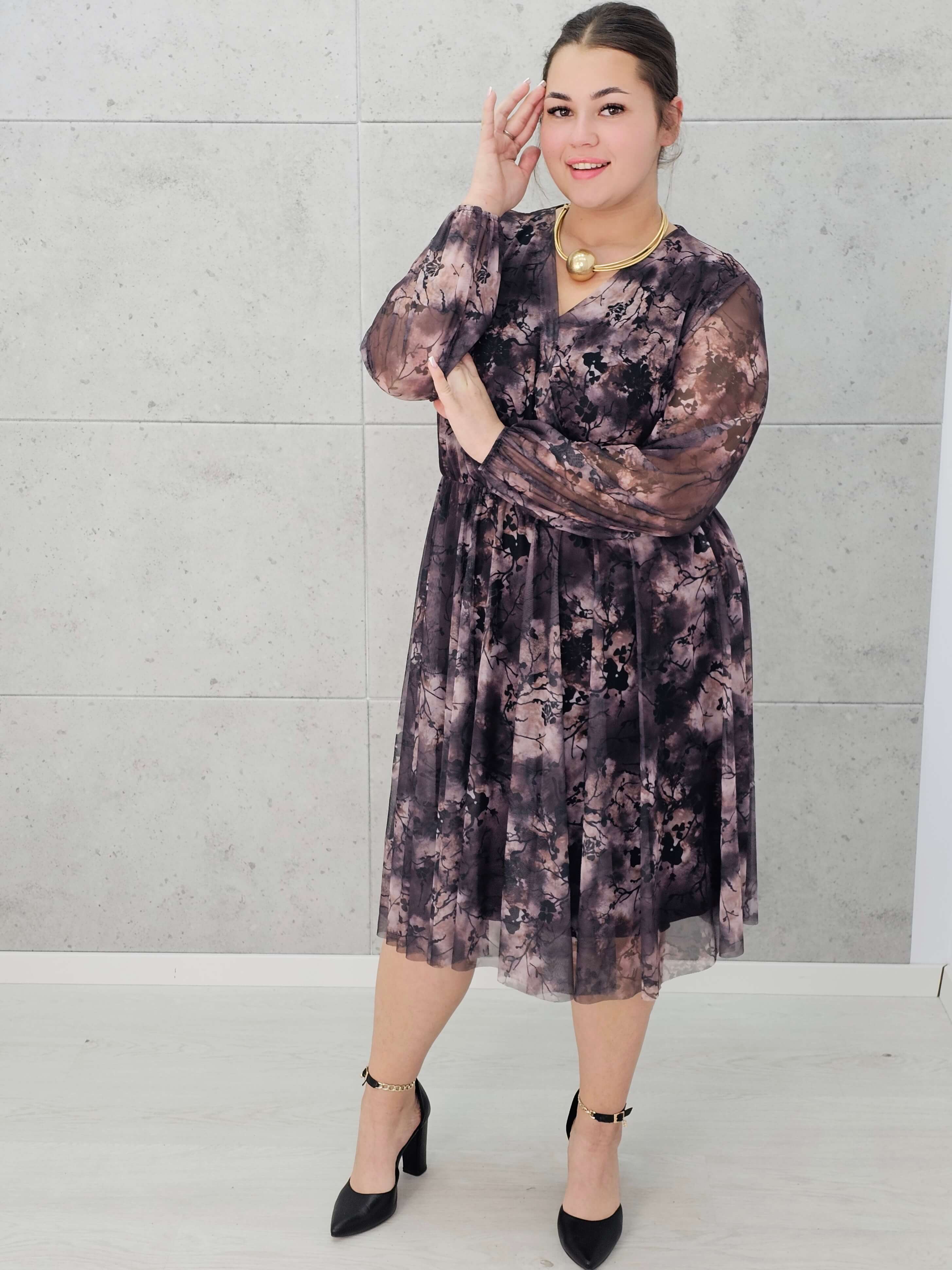 Sukienka plus size w odcieniach beżu i czerni – elegancja i lekkość w jednym Stylowa XL