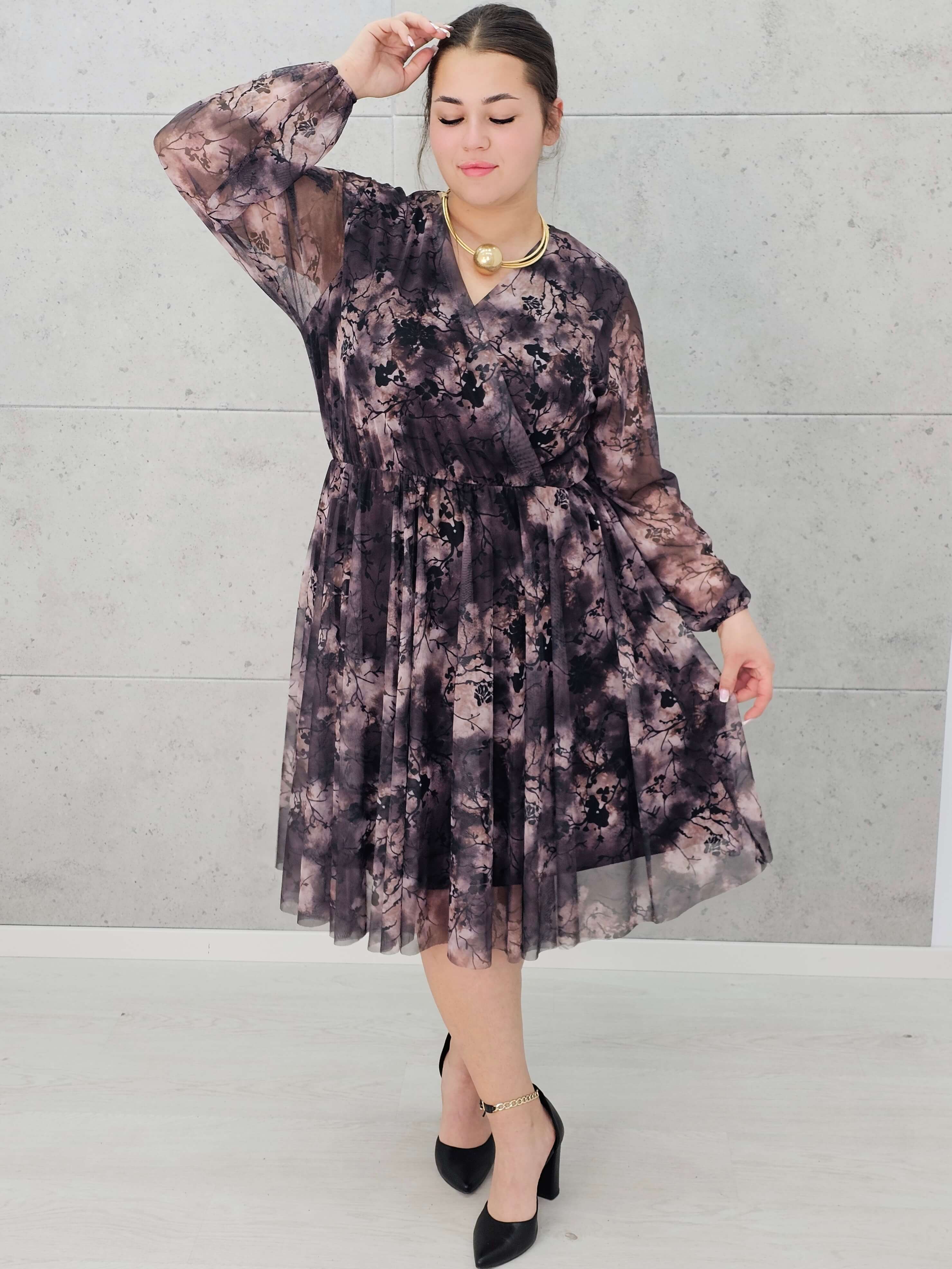 Sukienka plus size w odcieniach beżu i czerni – elegancja i lekkość w jednym Stylowa XL