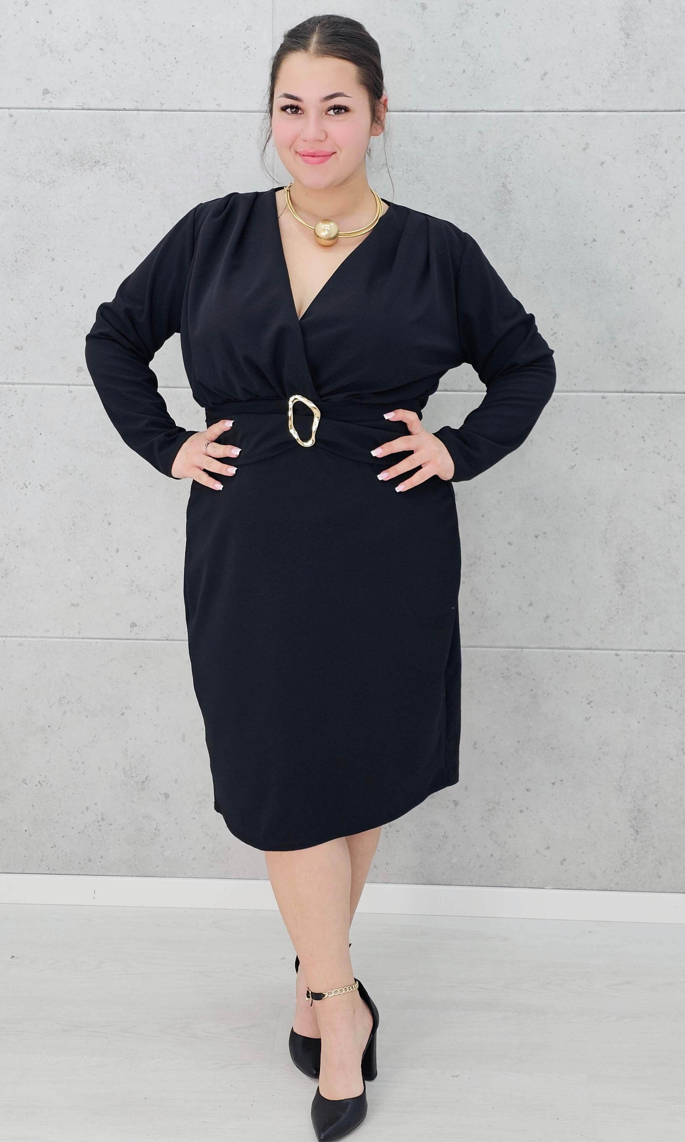 Sukienka plus size z paskiem i kopertowym dekoltem – klasyka w eleganckim wydaniu Stylowa XL