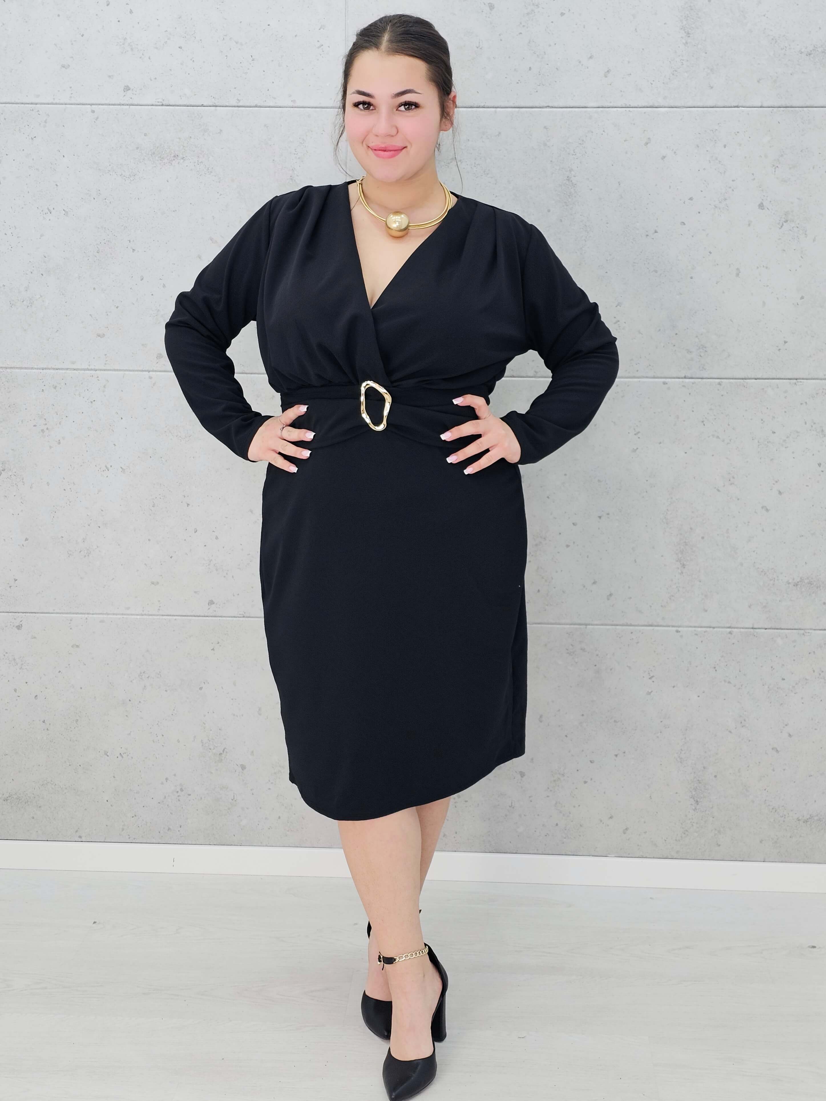 Sukienka plus size z paskiem i kopertowym dekoltem – klasyka w eleganckim wydaniu Stylowa XL