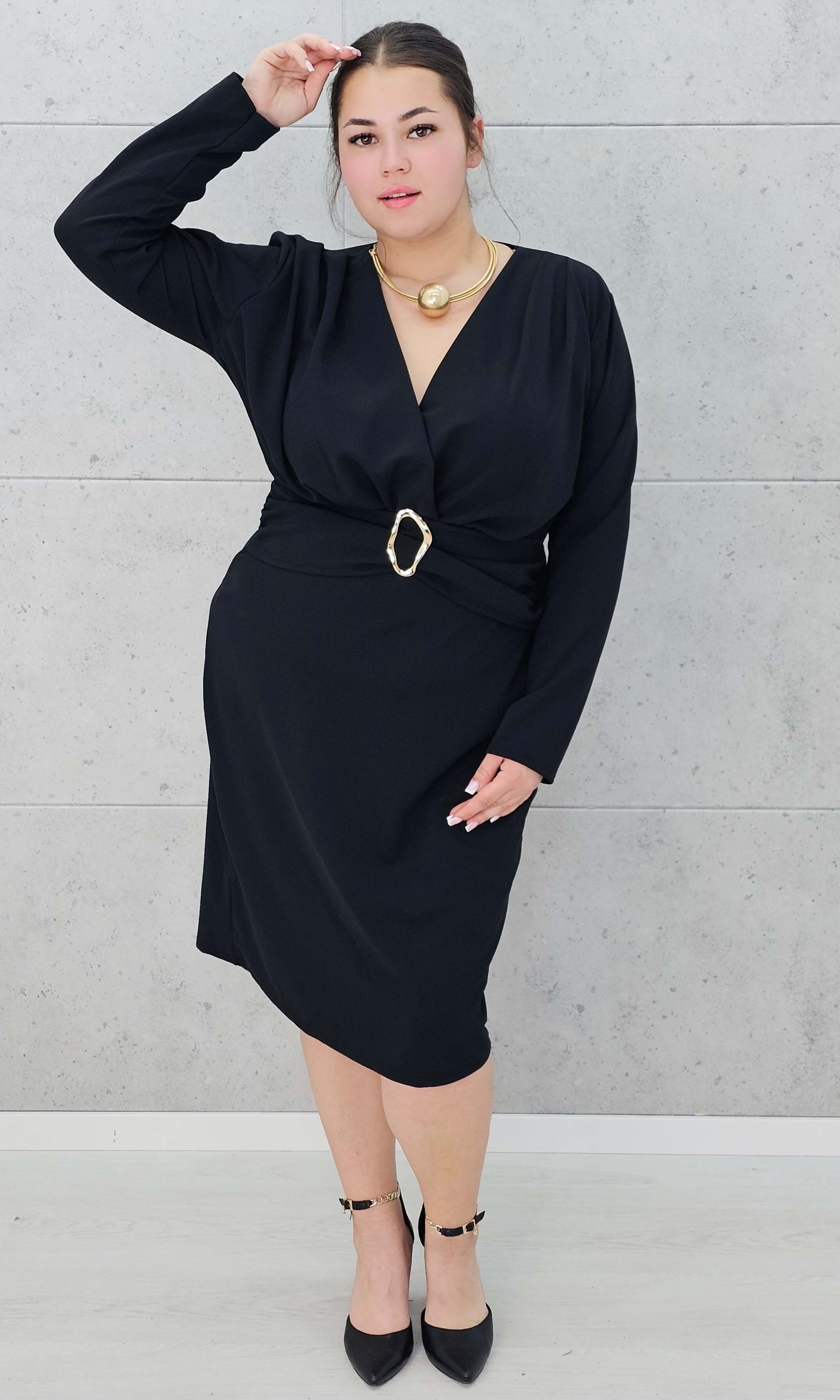 Sukienka plus size z paskiem i kopertowym dekoltem – klasyka w eleganckim wydaniu Stylowa XL